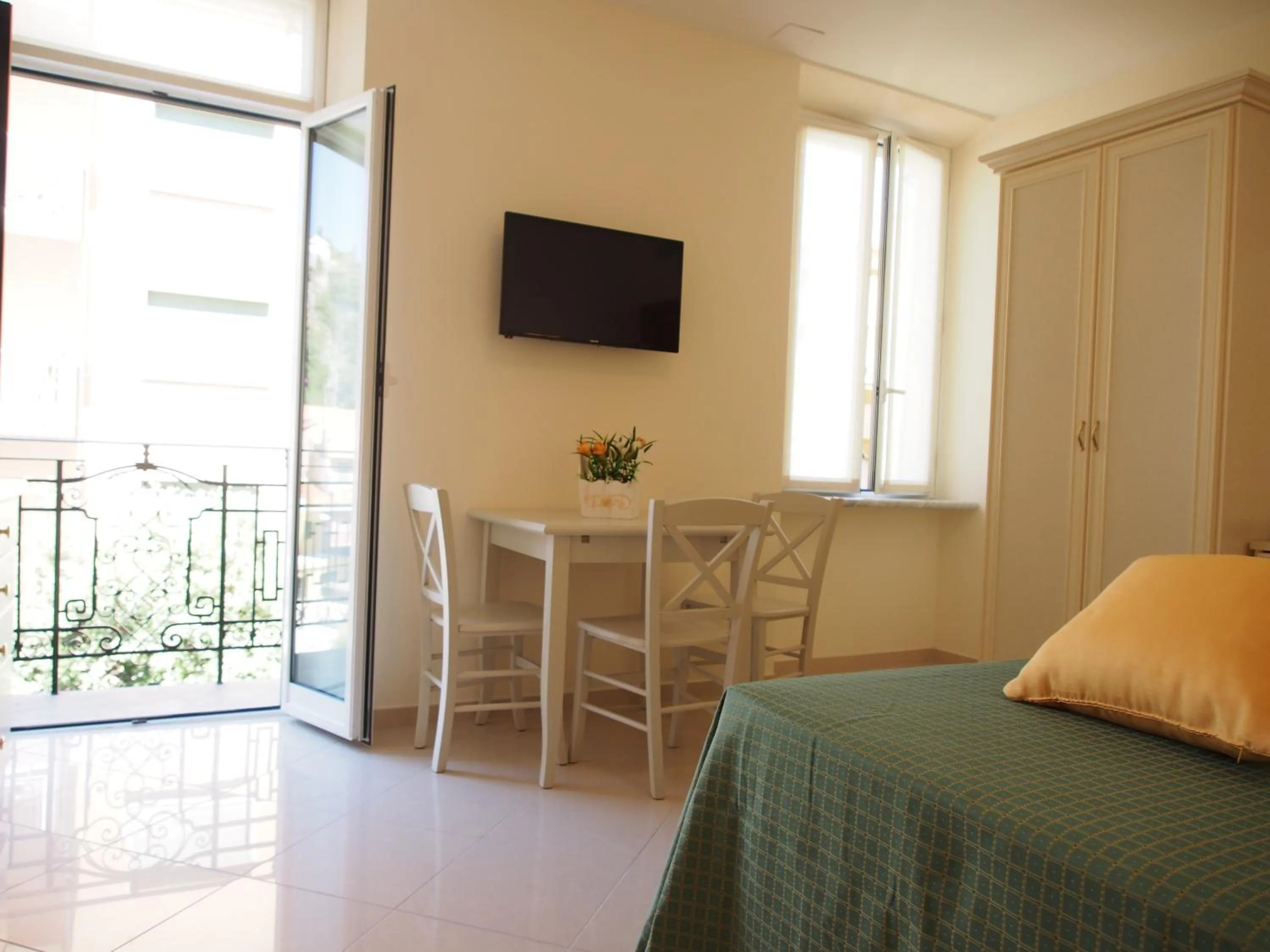 Living room, Bed in Lido Resort