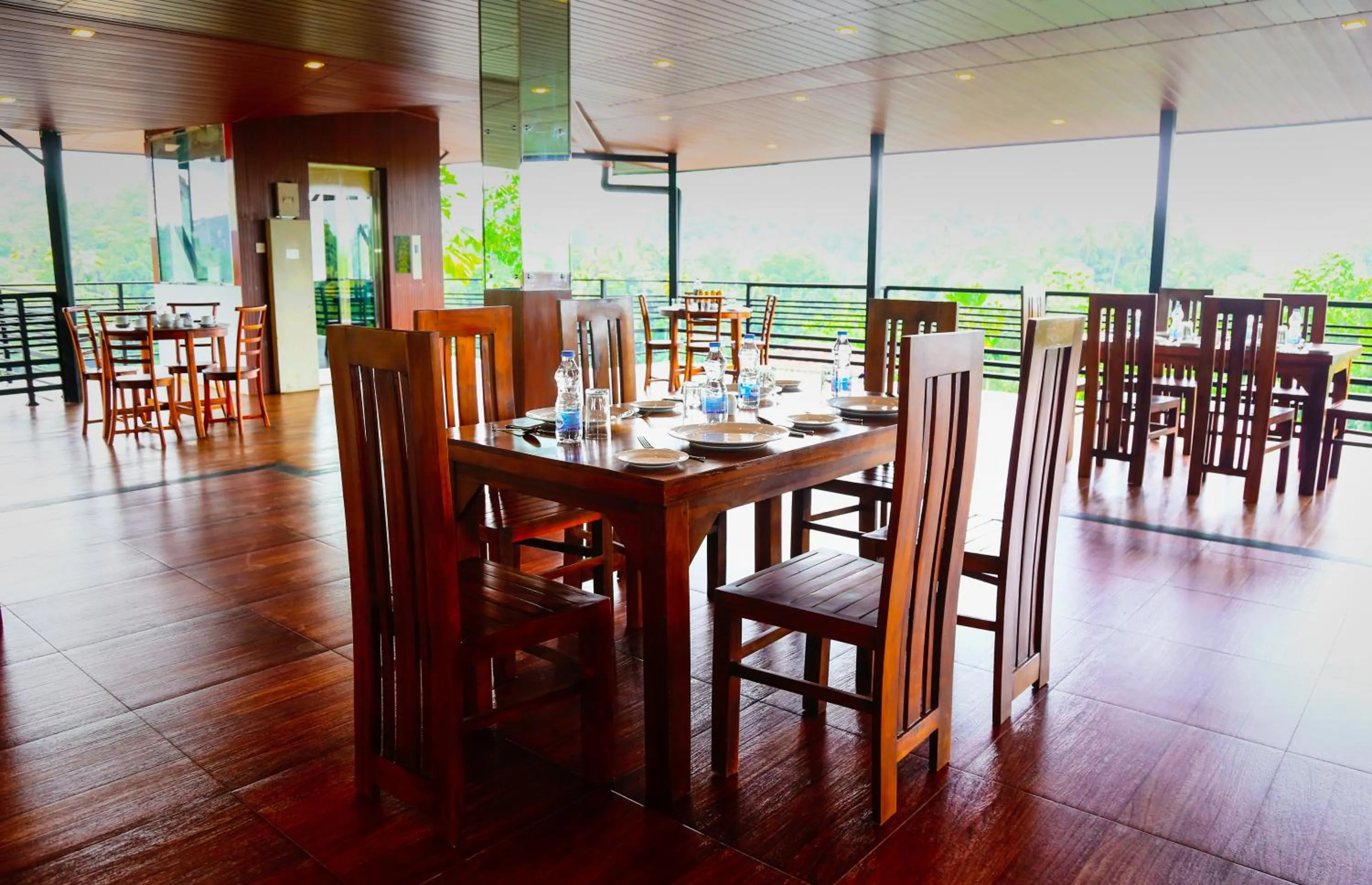 Restaurant/places to eat in Hotel Sara