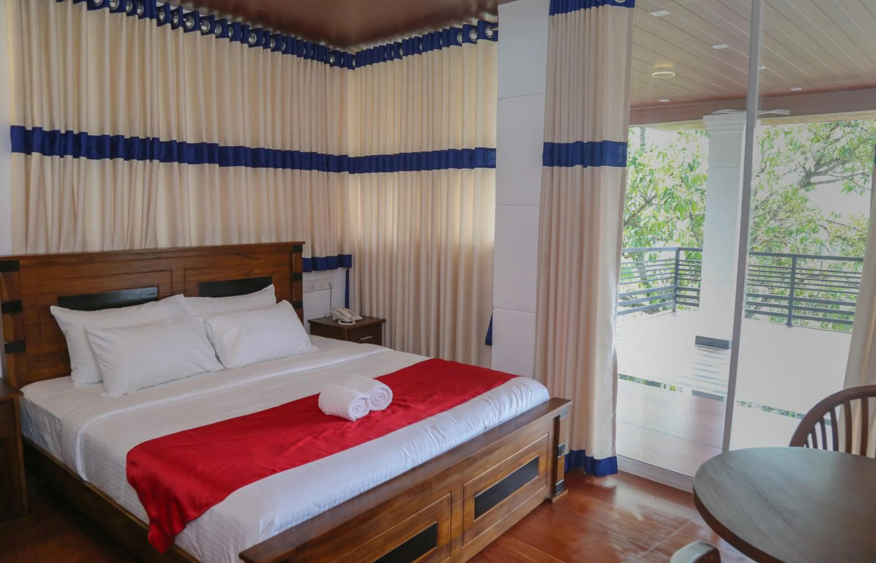 Balcony/Terrace, Bed in Hotel Sara