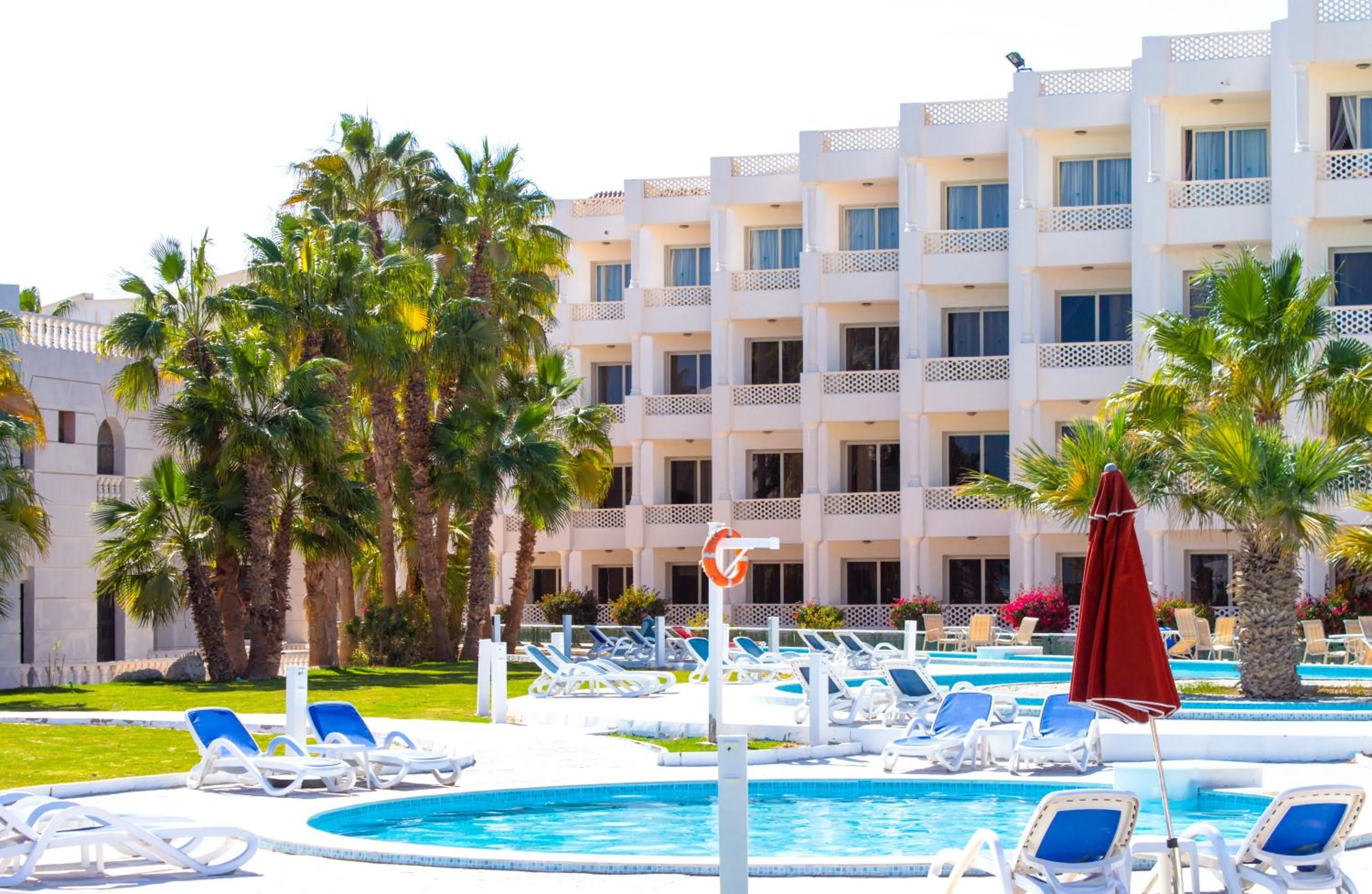 Swimming pool in White Valley Palace