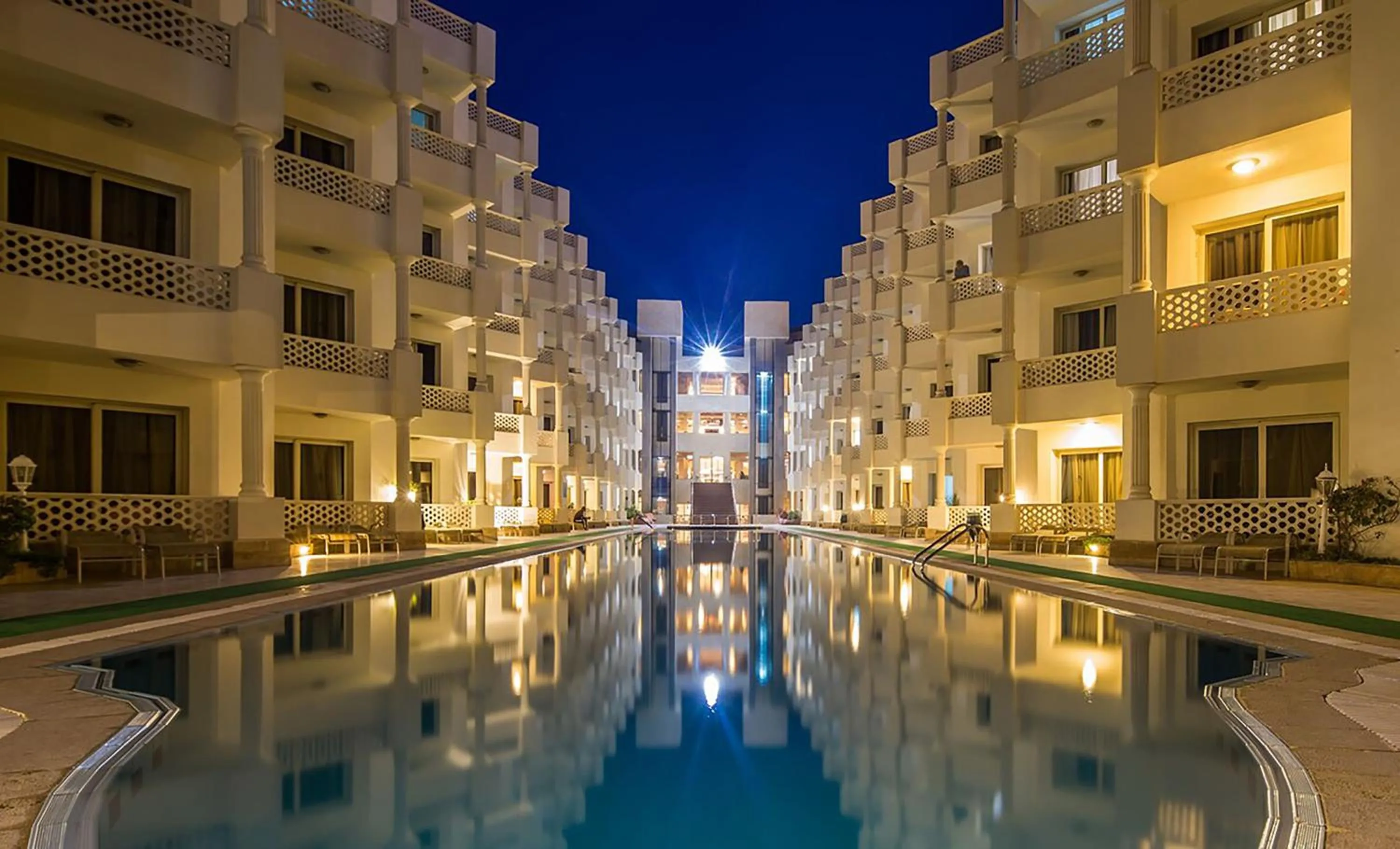 Night in White Valley Palace