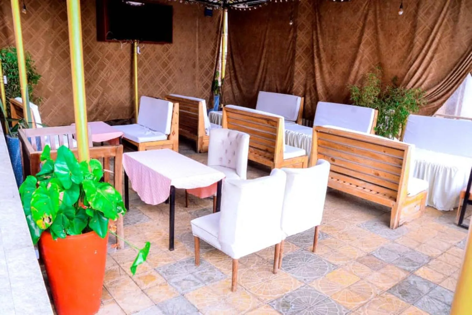 Restaurant/places to eat in The Keza Hotel and Apartments