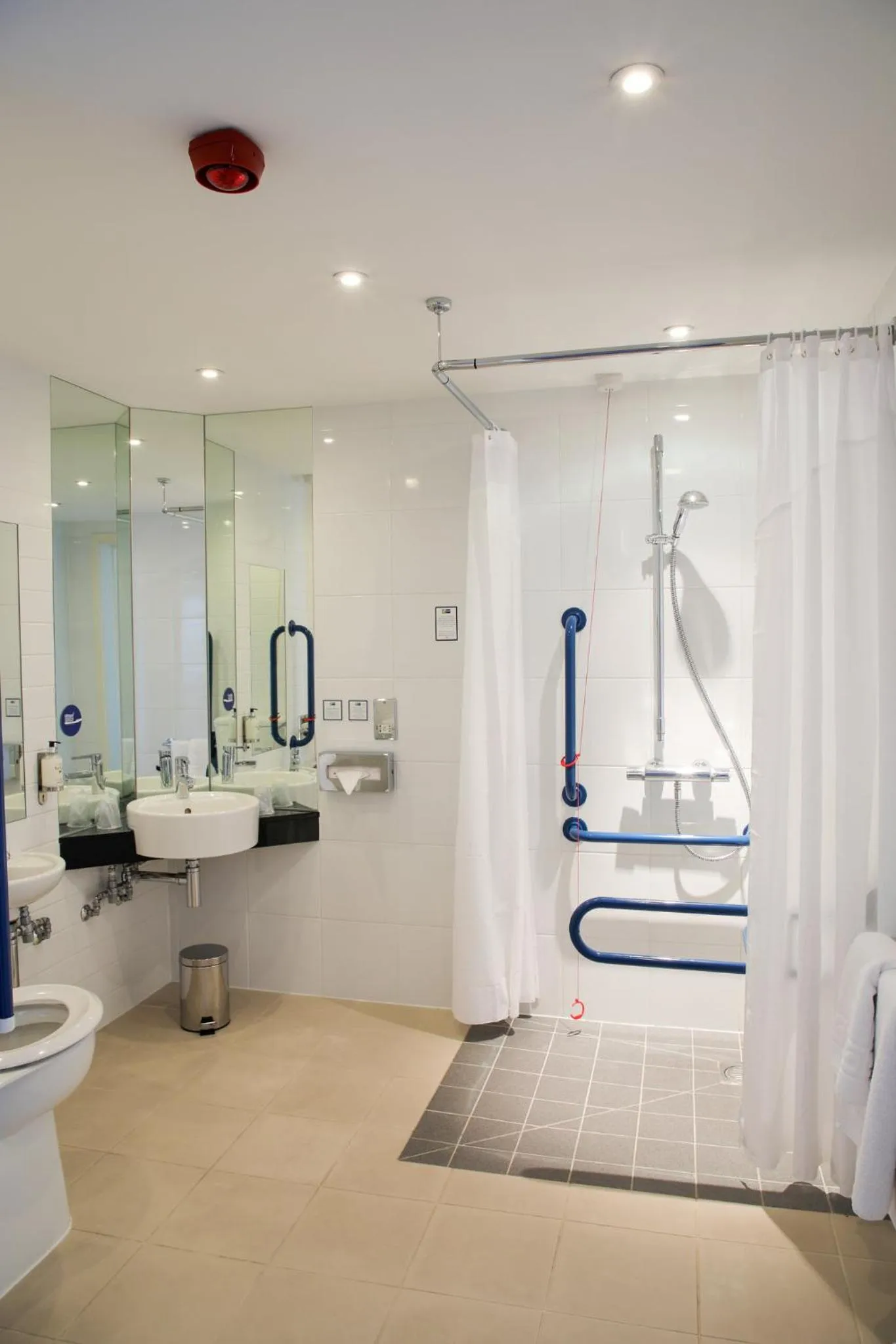 Photo of the whole room in Holiday Inn Express London Heathrow T5 by IHG