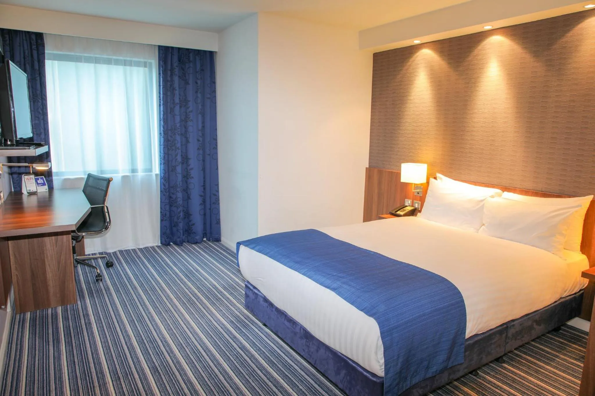Photo of the whole room, Bed in Holiday Inn Express London Heathrow T5 by IHG