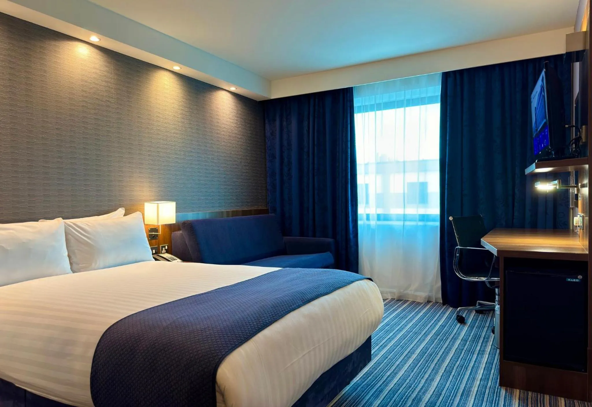 Photo of the whole room, Bed in Holiday Inn Express London Heathrow T5 by IHG