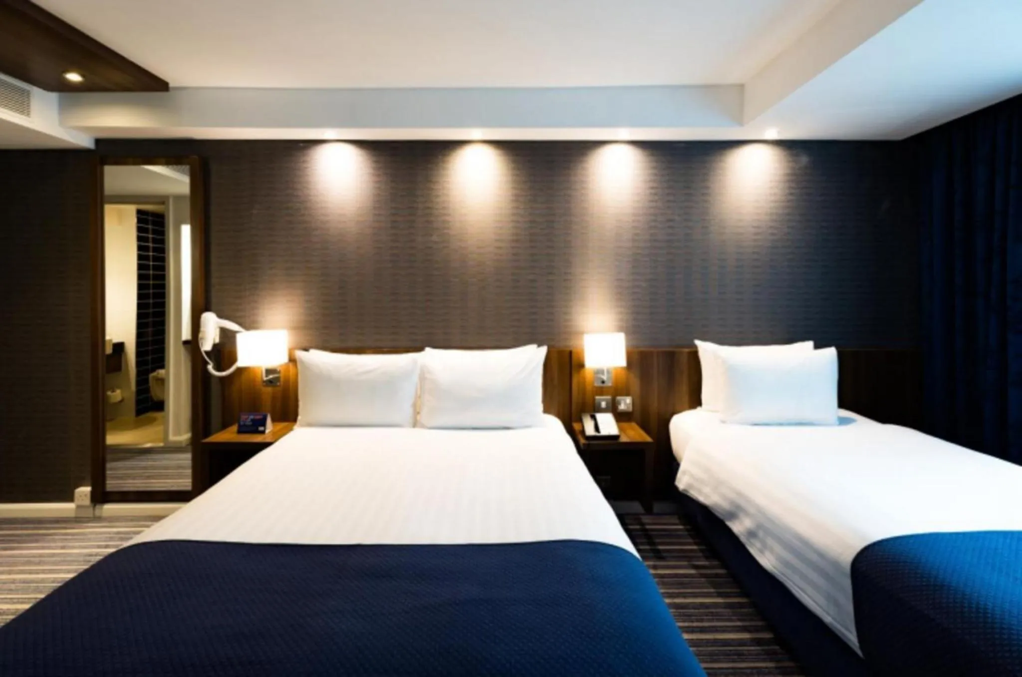 Photo of the whole room, Bed in Holiday Inn Express London Heathrow T5 by IHG