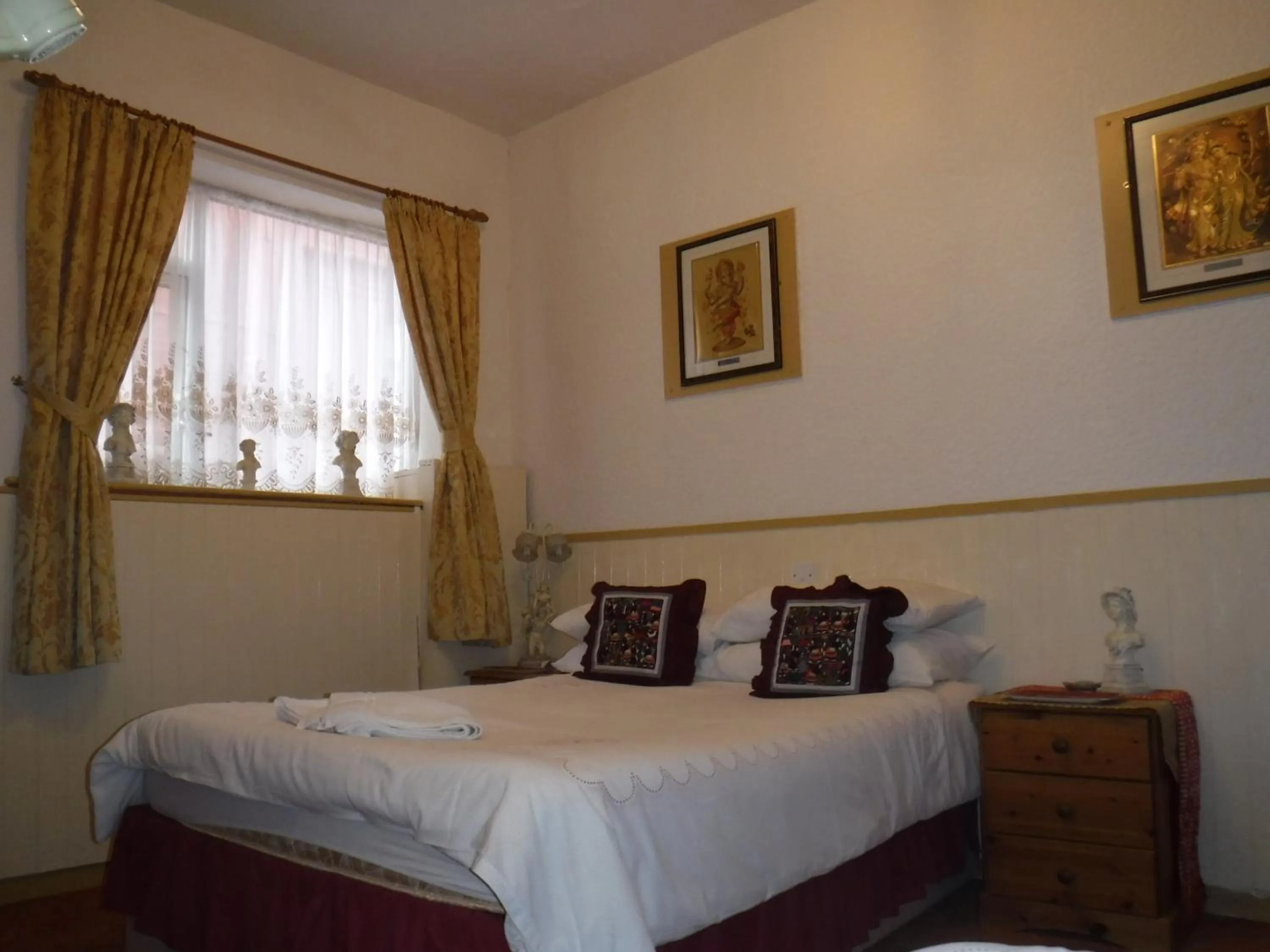 Bedroom in Camelot Hotel - Couples Only