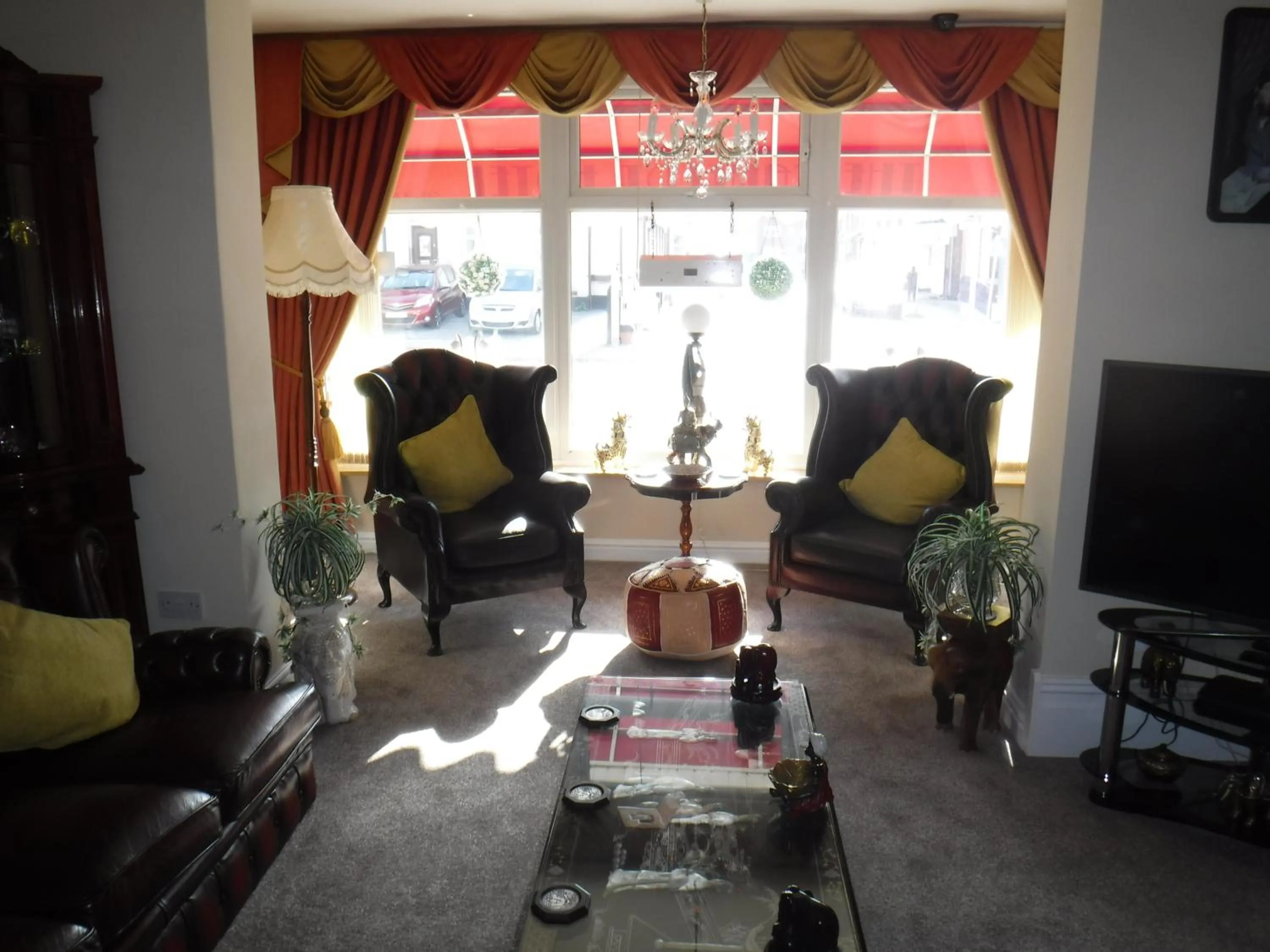 Communal lounge/ TV room in Camelot Hotel - Couples Only