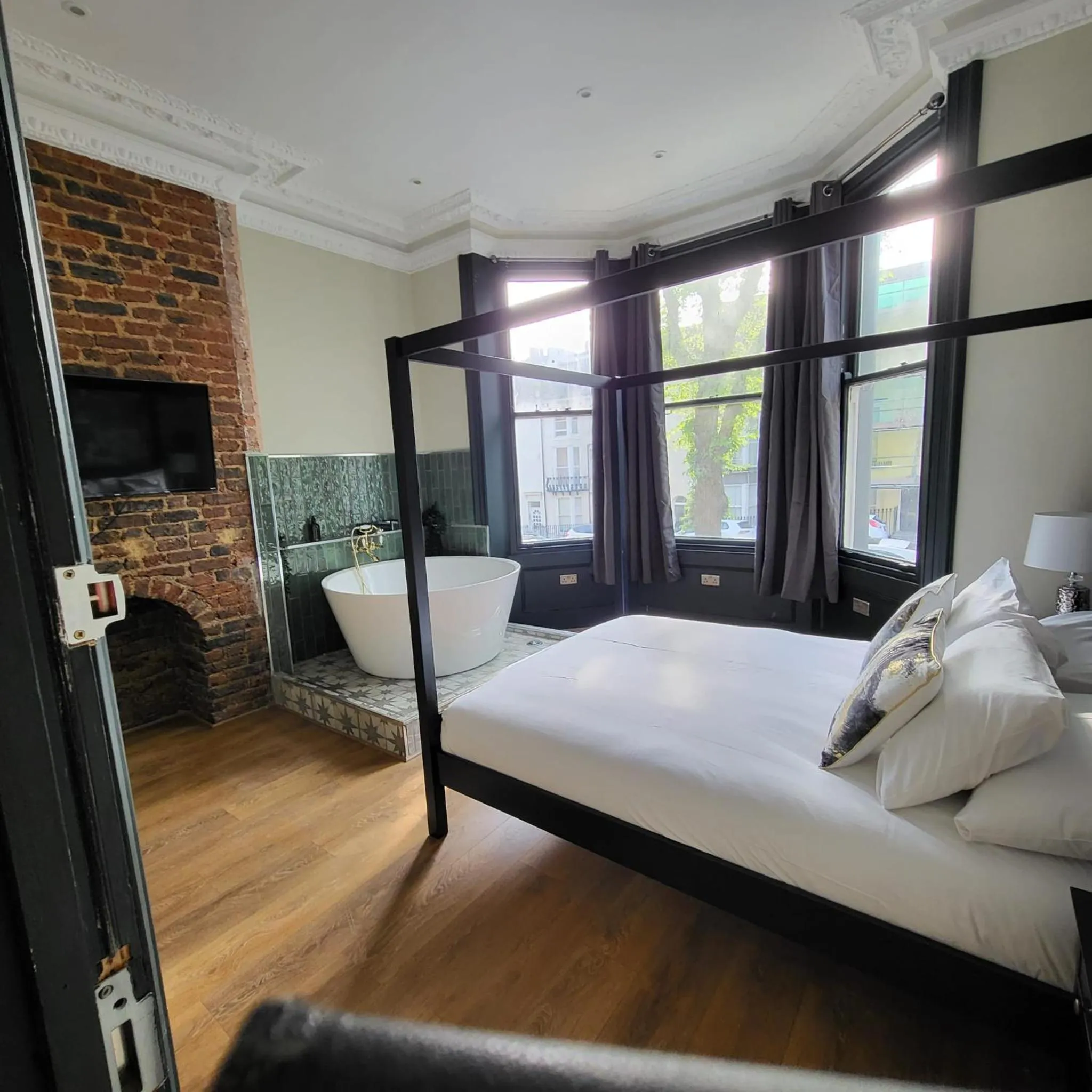 TV and multimedia, Bed in Westbourne Hotel and Spa