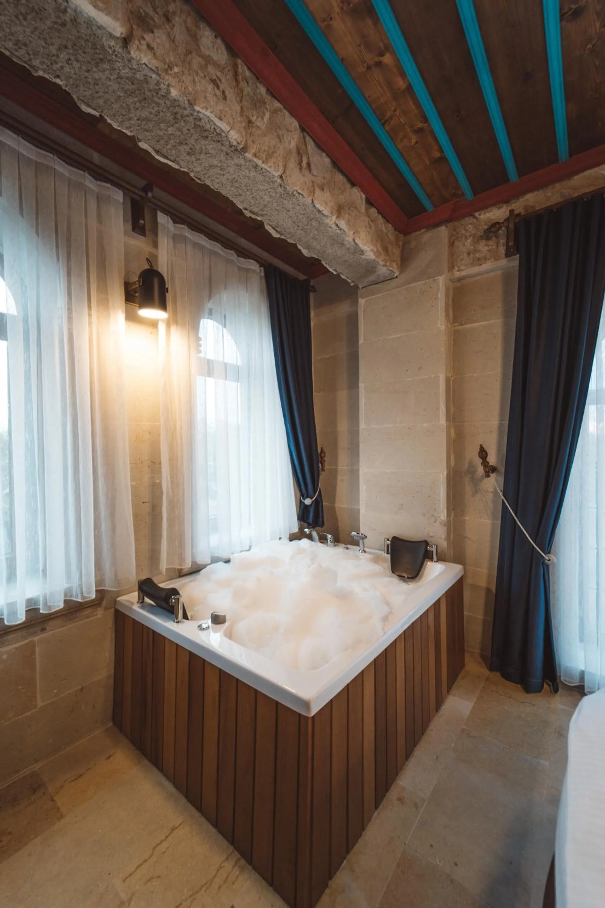 Hot Tub, Bed in Leda Stone House