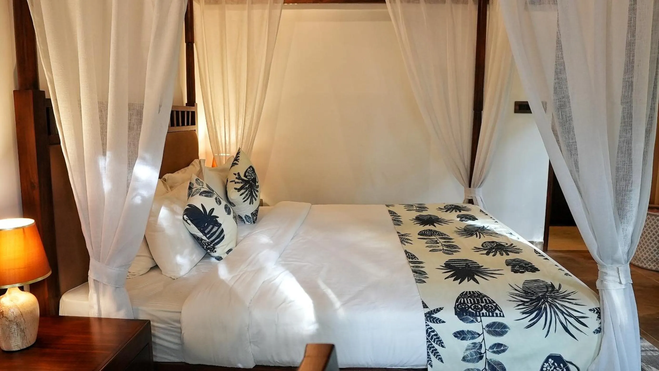 Bed in Swimup - Suites with private pool , Vagator