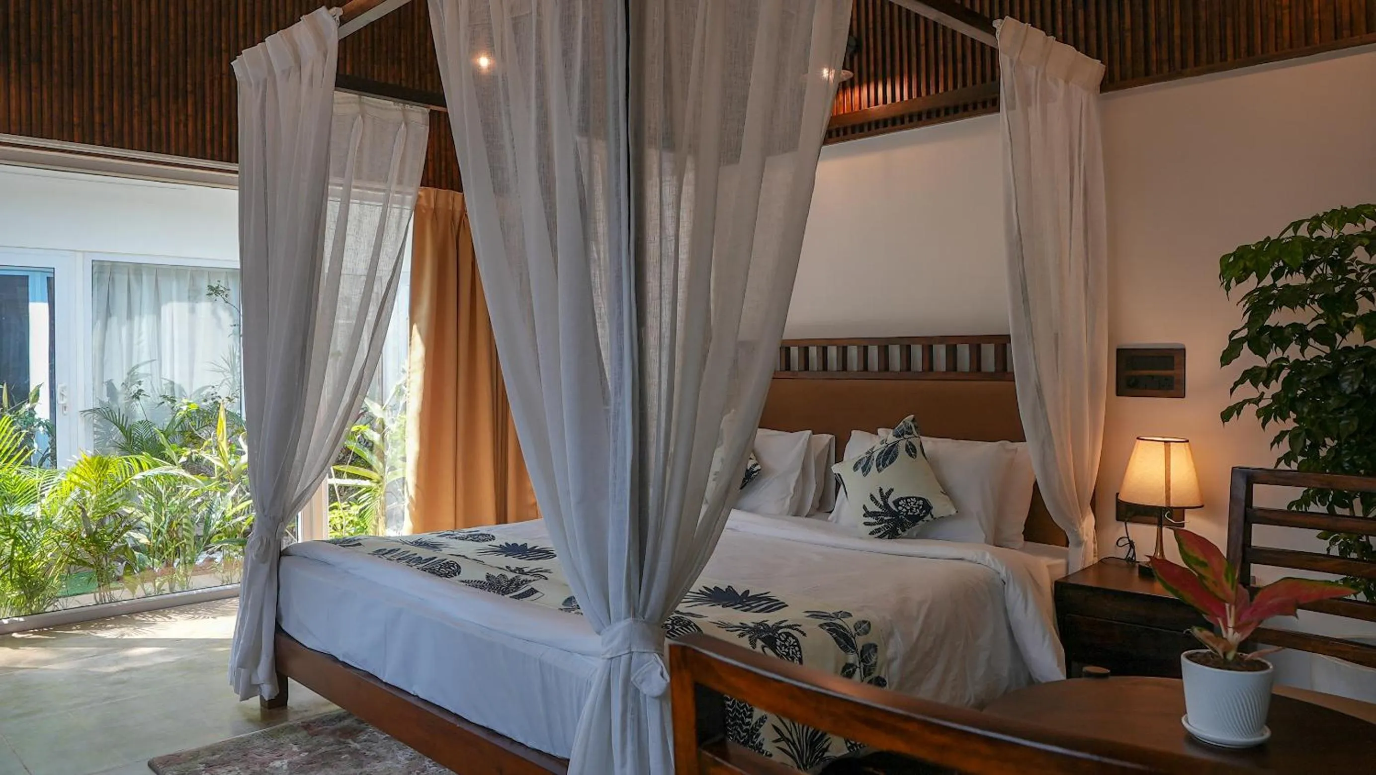 Bed in Swimup - Suites with private pool , Vagator
