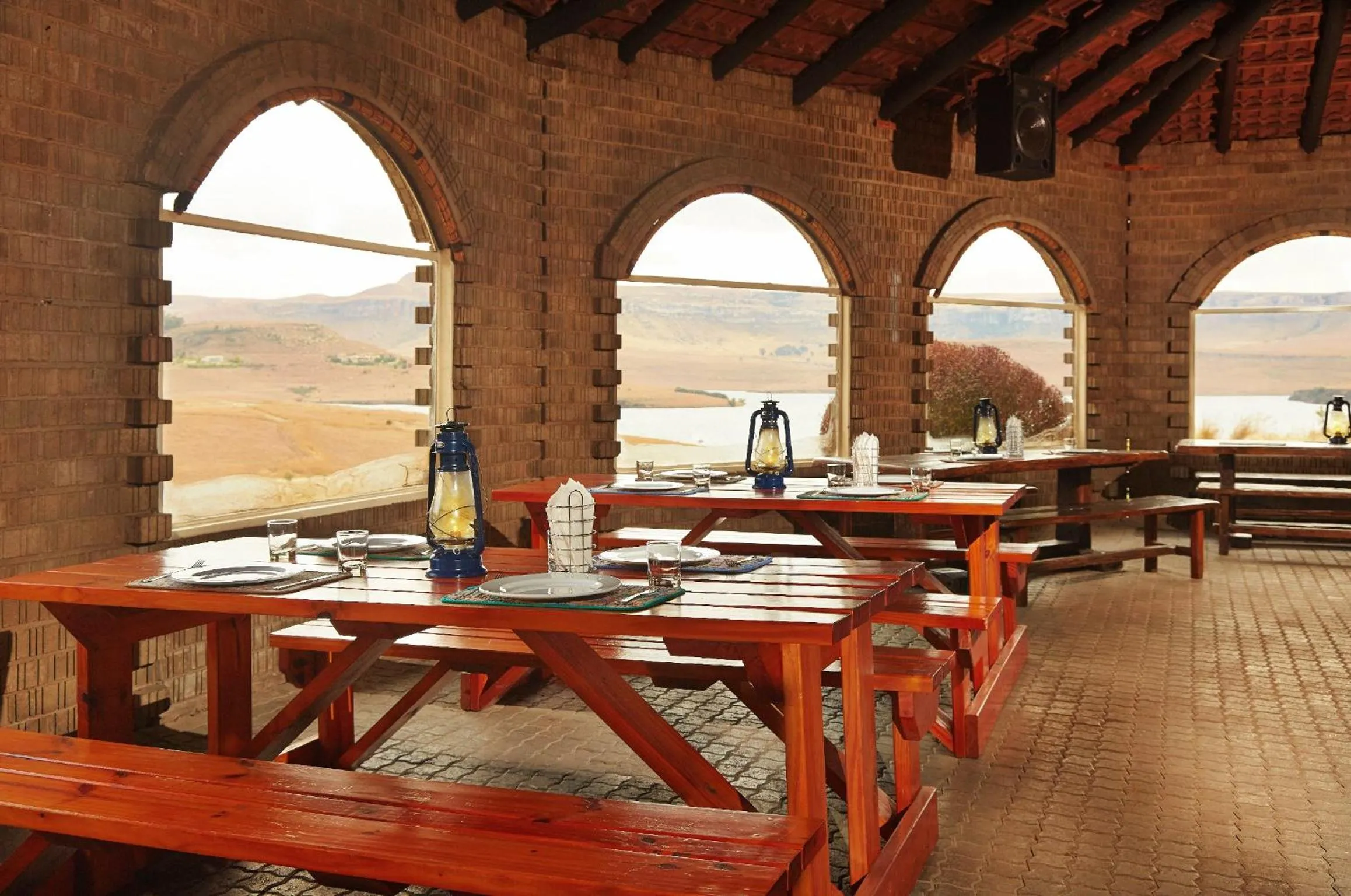 Restaurant/places to eat in First Group Qwantani