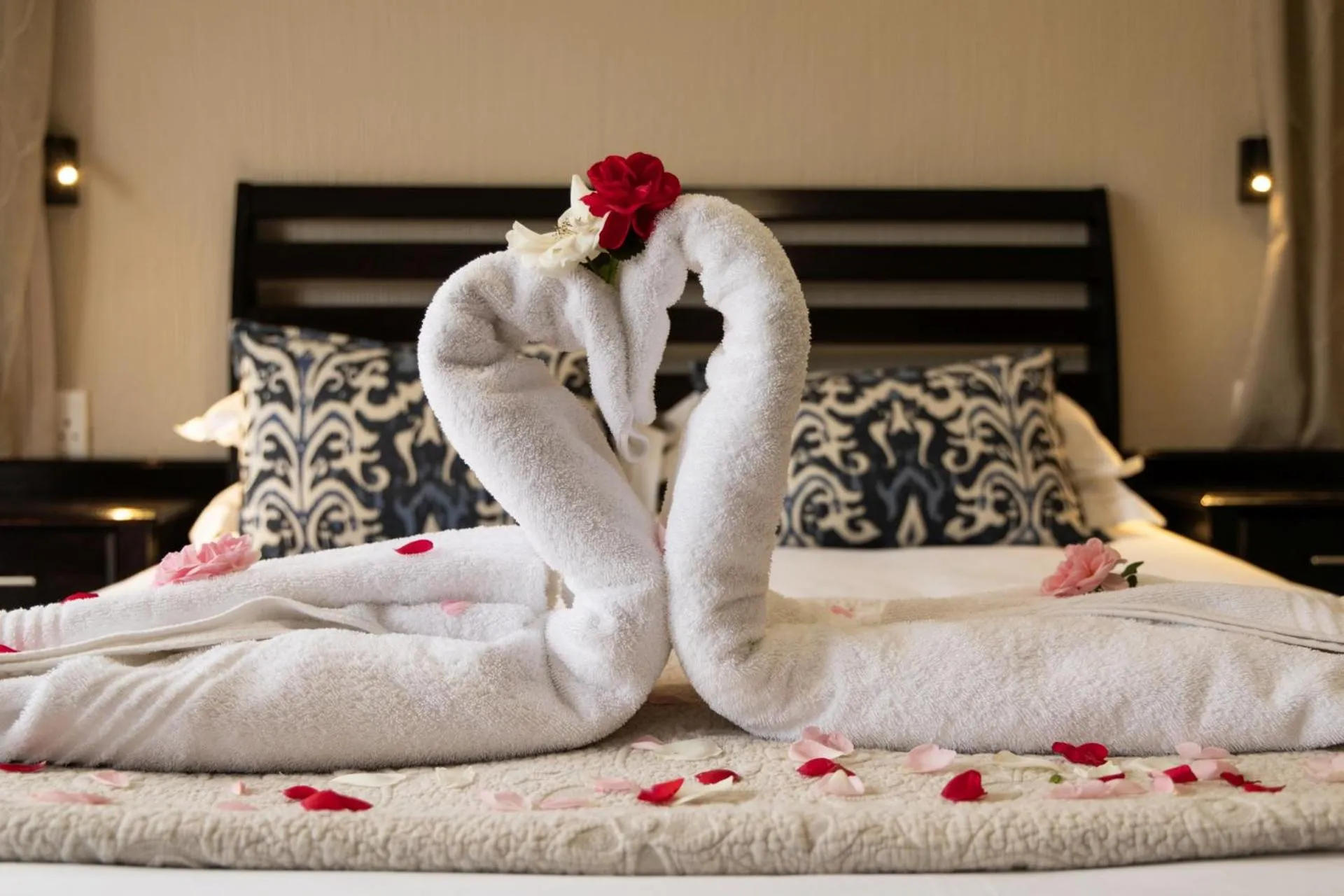 towels, Bed in First Group Qwantani