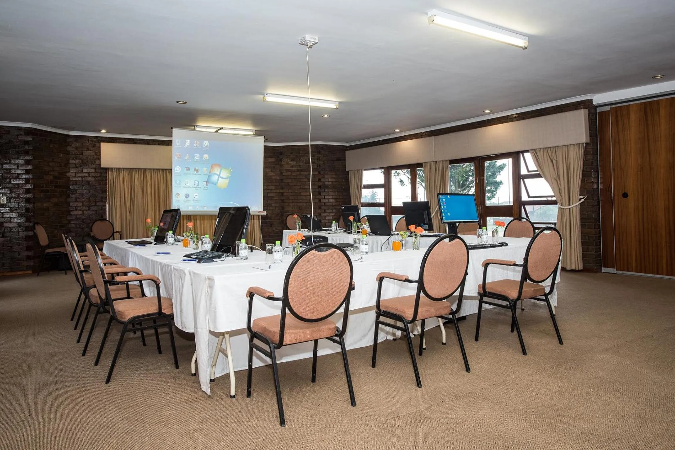 Business facilities in First Group Qwantani