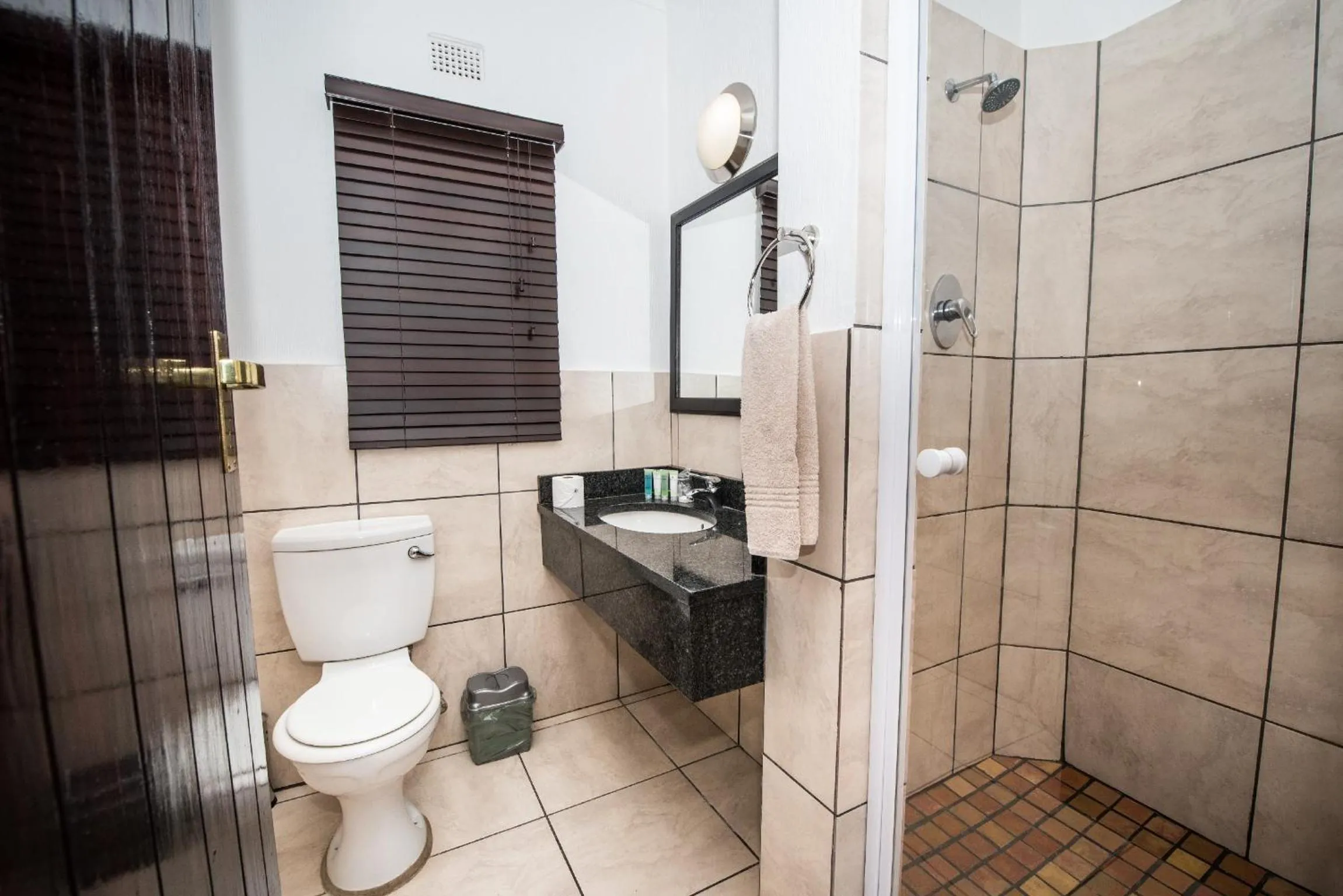 Shower in First Group Qwantani