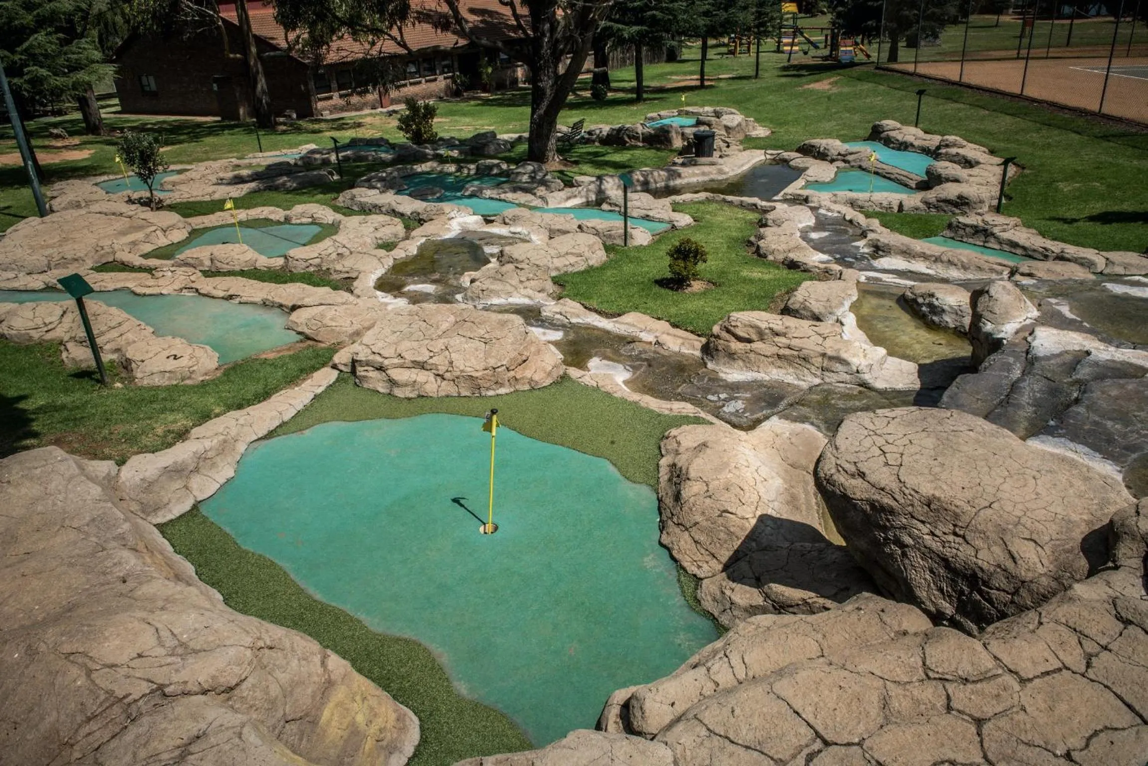 Minigolf in First Group Qwantani