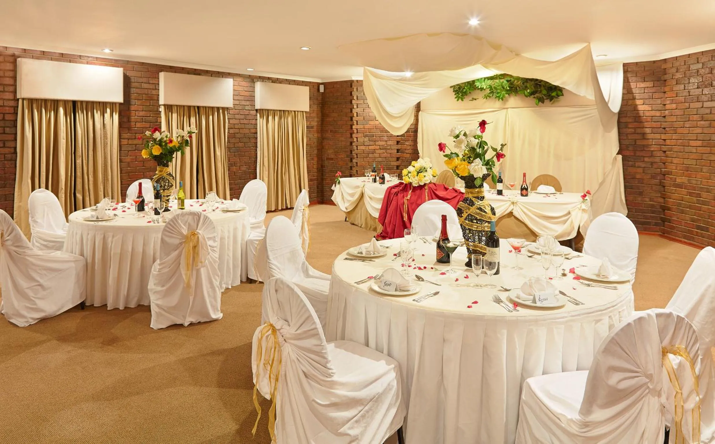 Banquet/Function facilities in First Group Qwantani