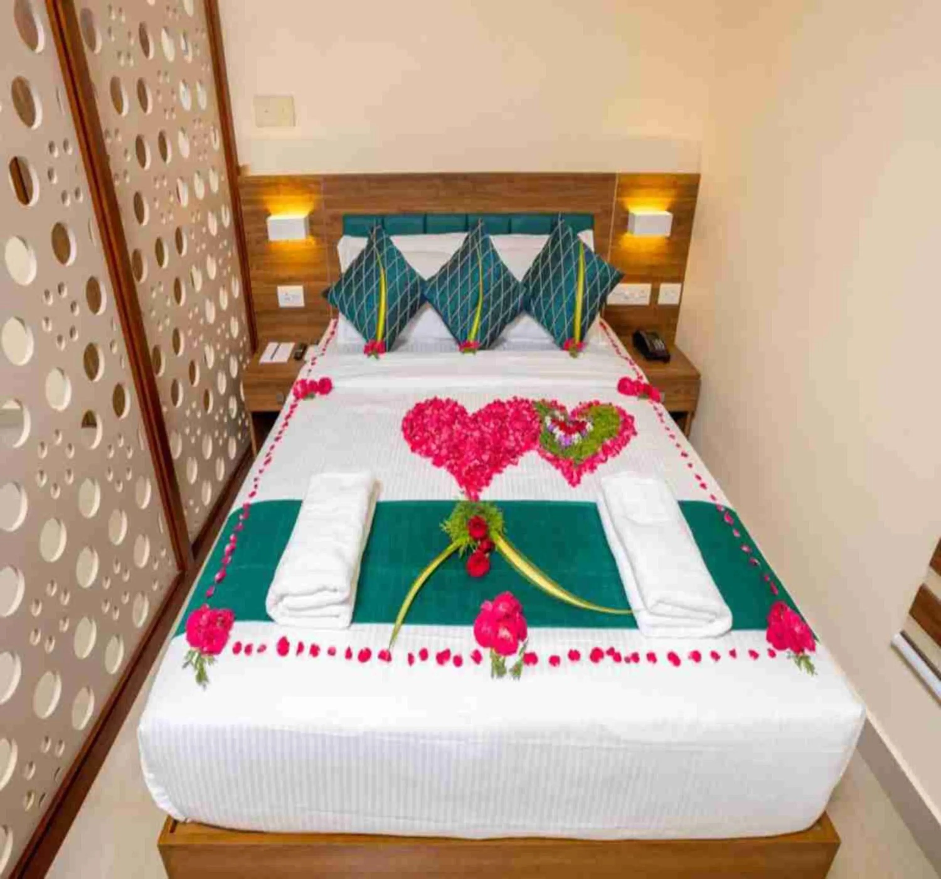 Bed in Le Serene Munnar Luxury Resorts & Spa