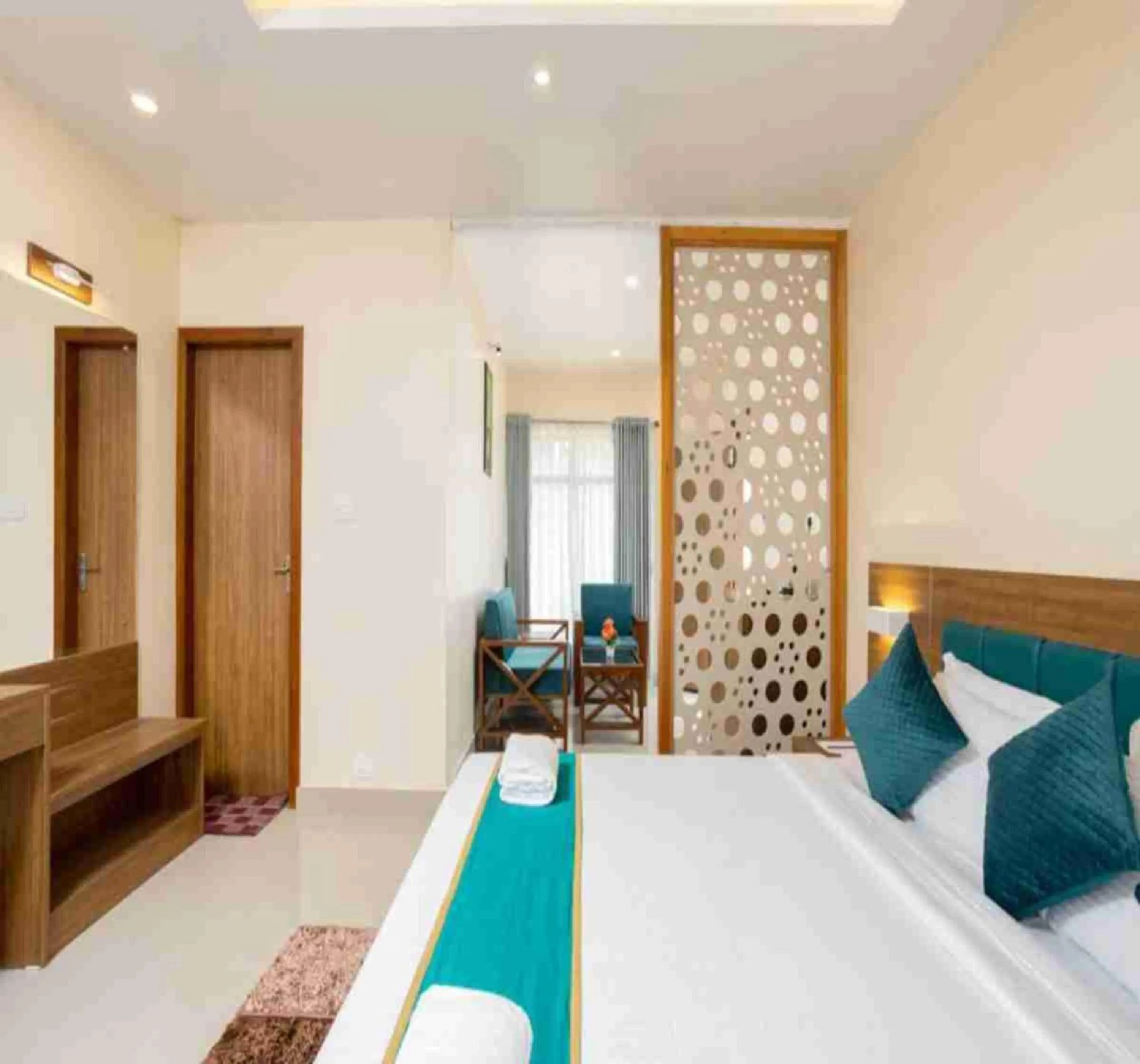 Bed in Le Serene Munnar Luxury Resorts & Spa