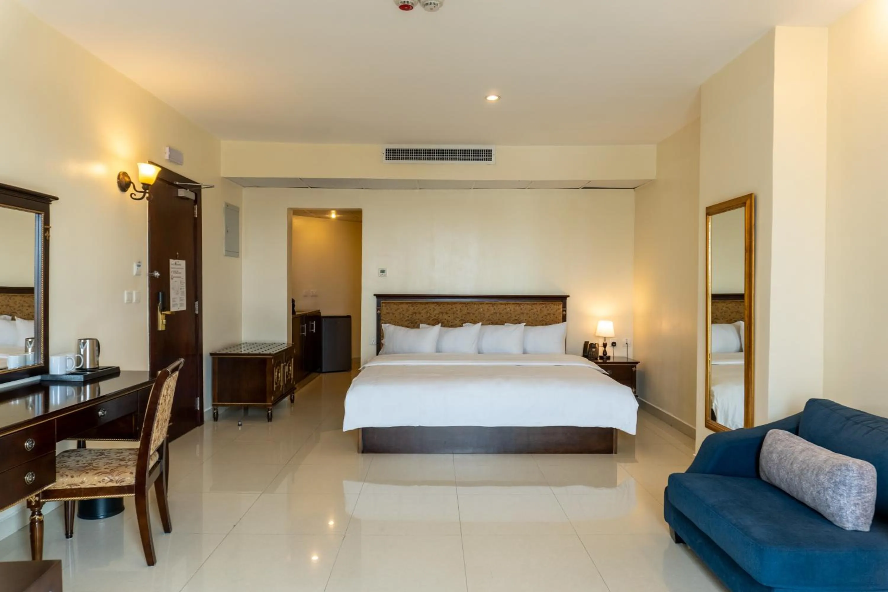 Bedroom, Bed in Black Diamond Hotel