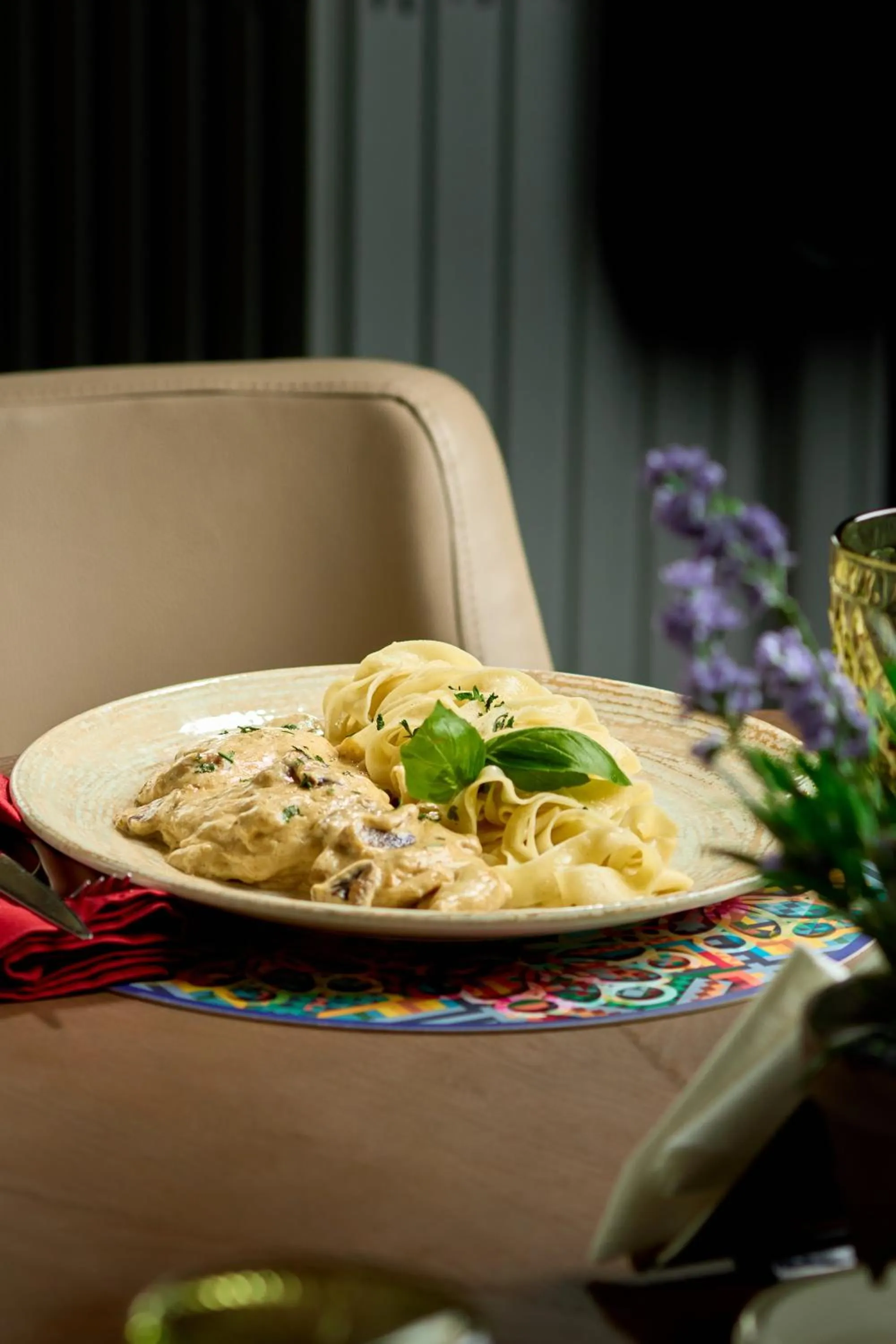 Restaurant/places to eat in Black Diamond Hotel