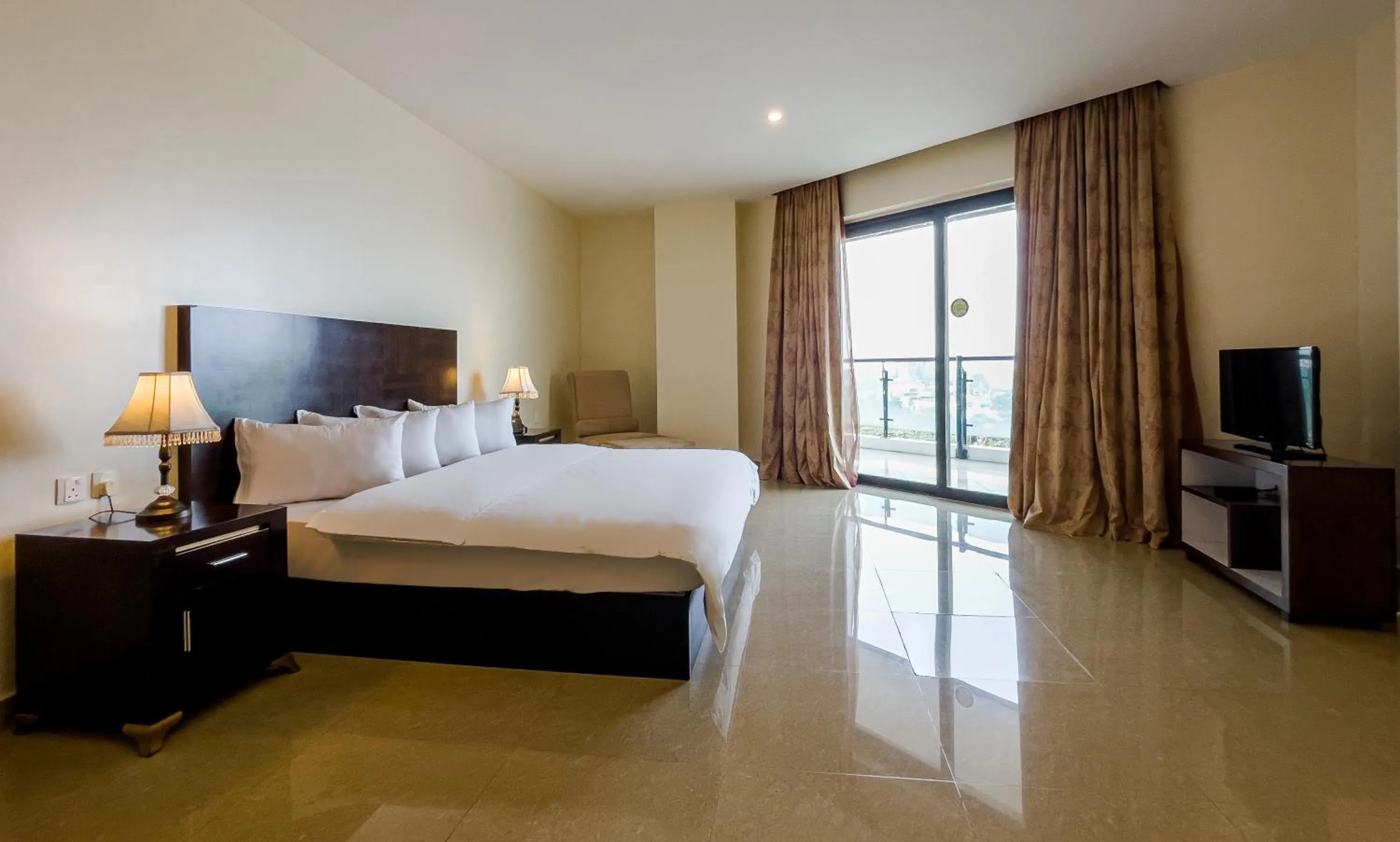 Bedroom, Bed in Black Diamond Hotel