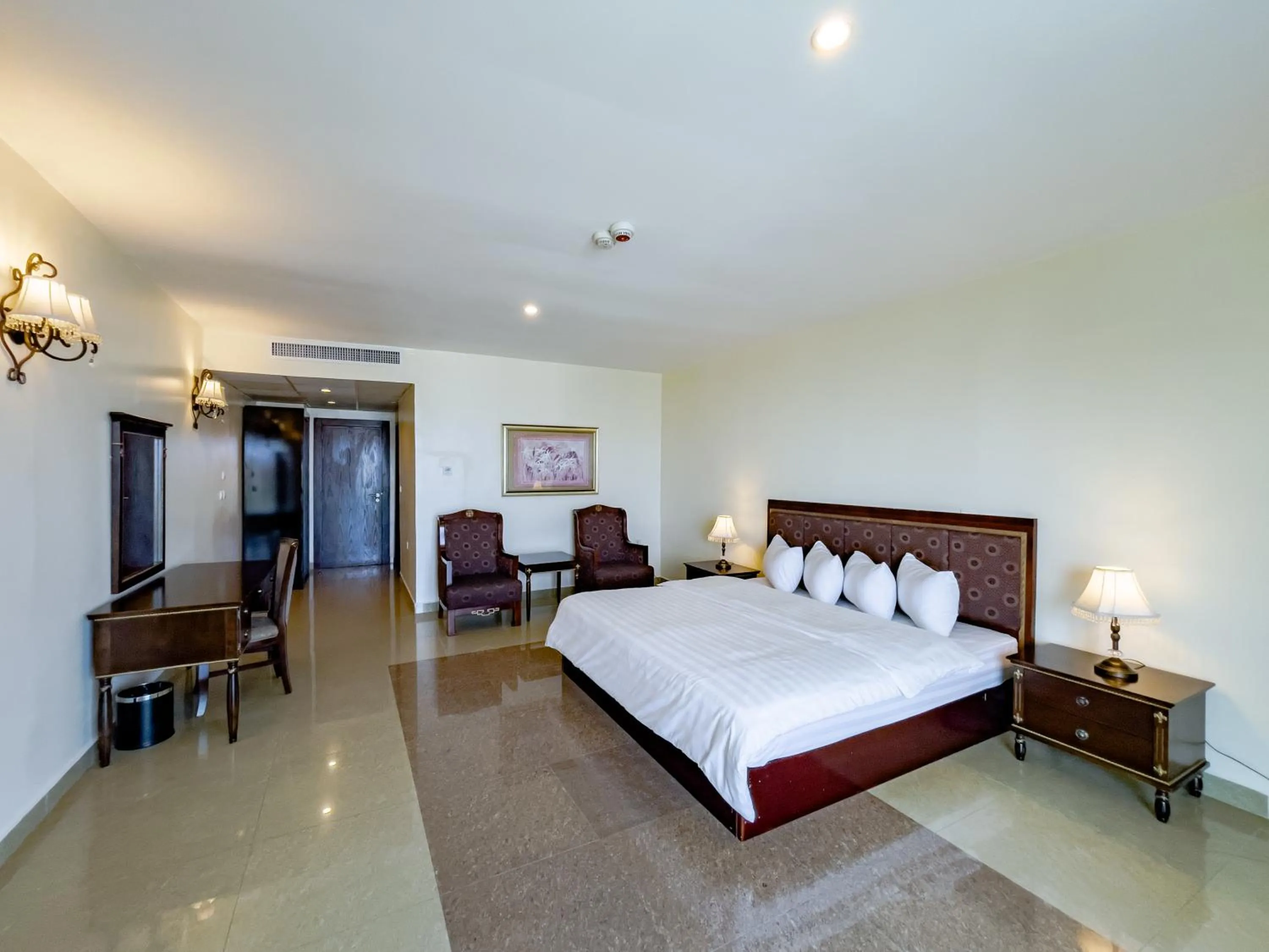 Bedroom, Bed in Black Diamond Hotel