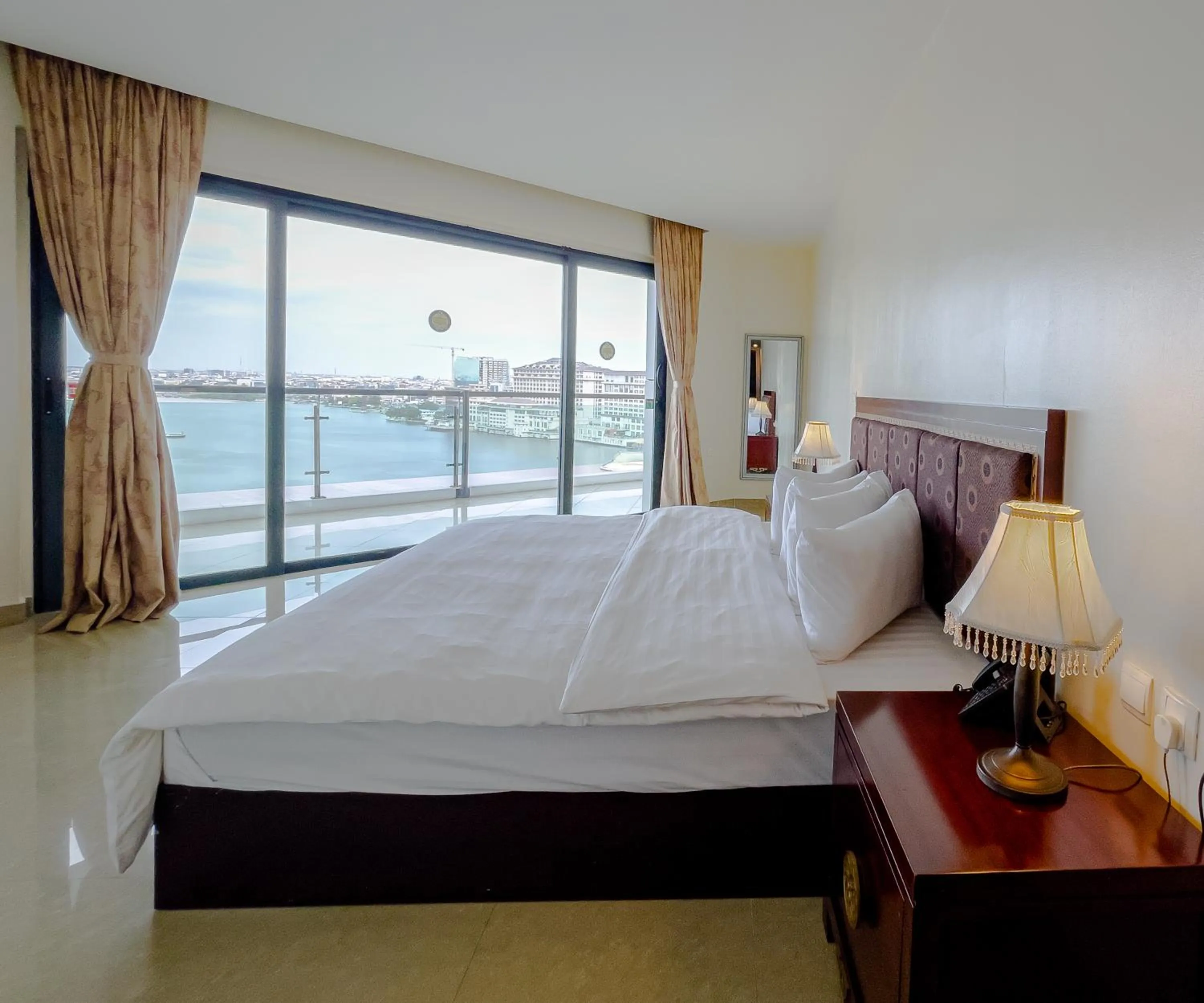 Bedroom, Bed in Black Diamond Hotel