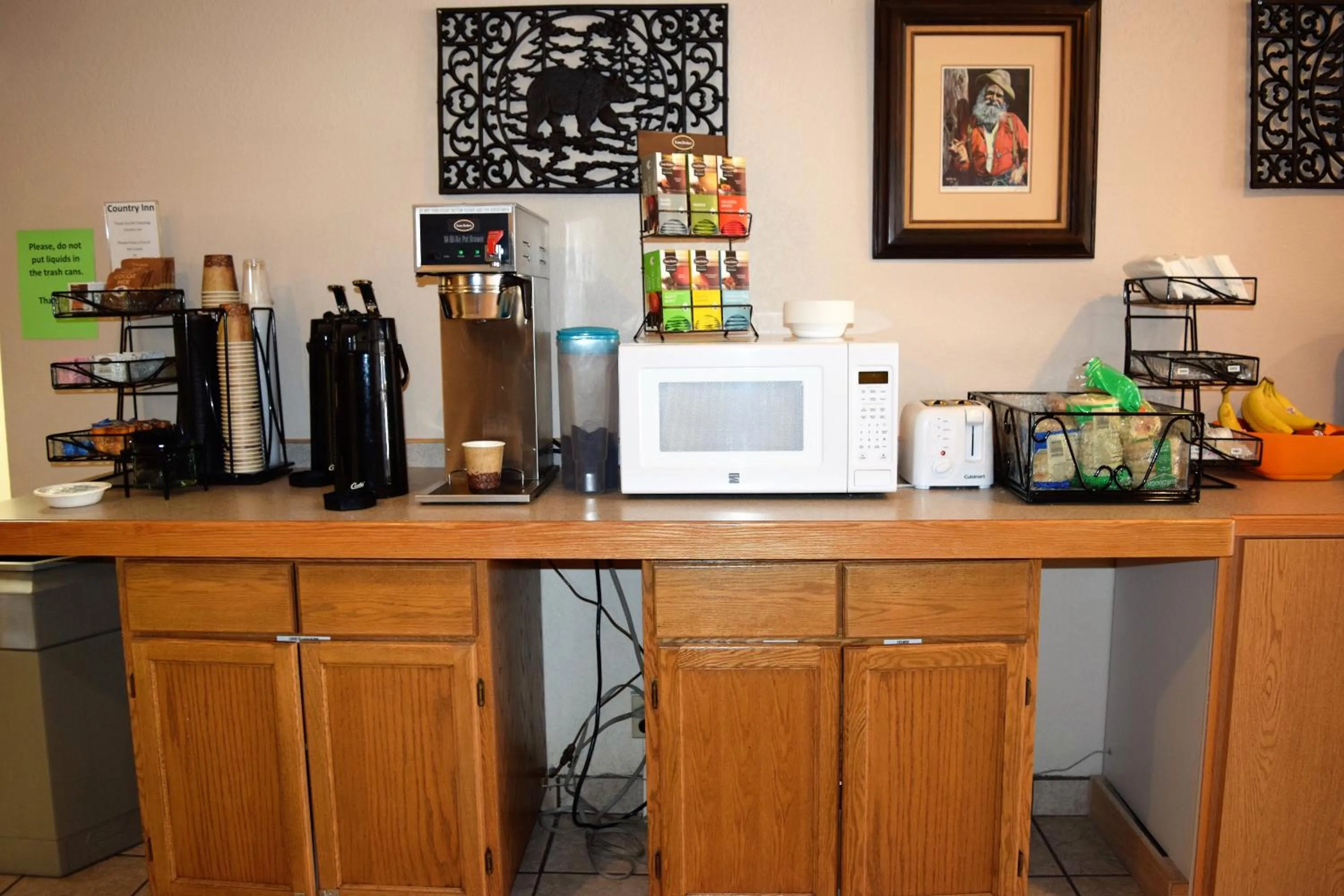 Restaurant/places to eat in Country Inn Libby