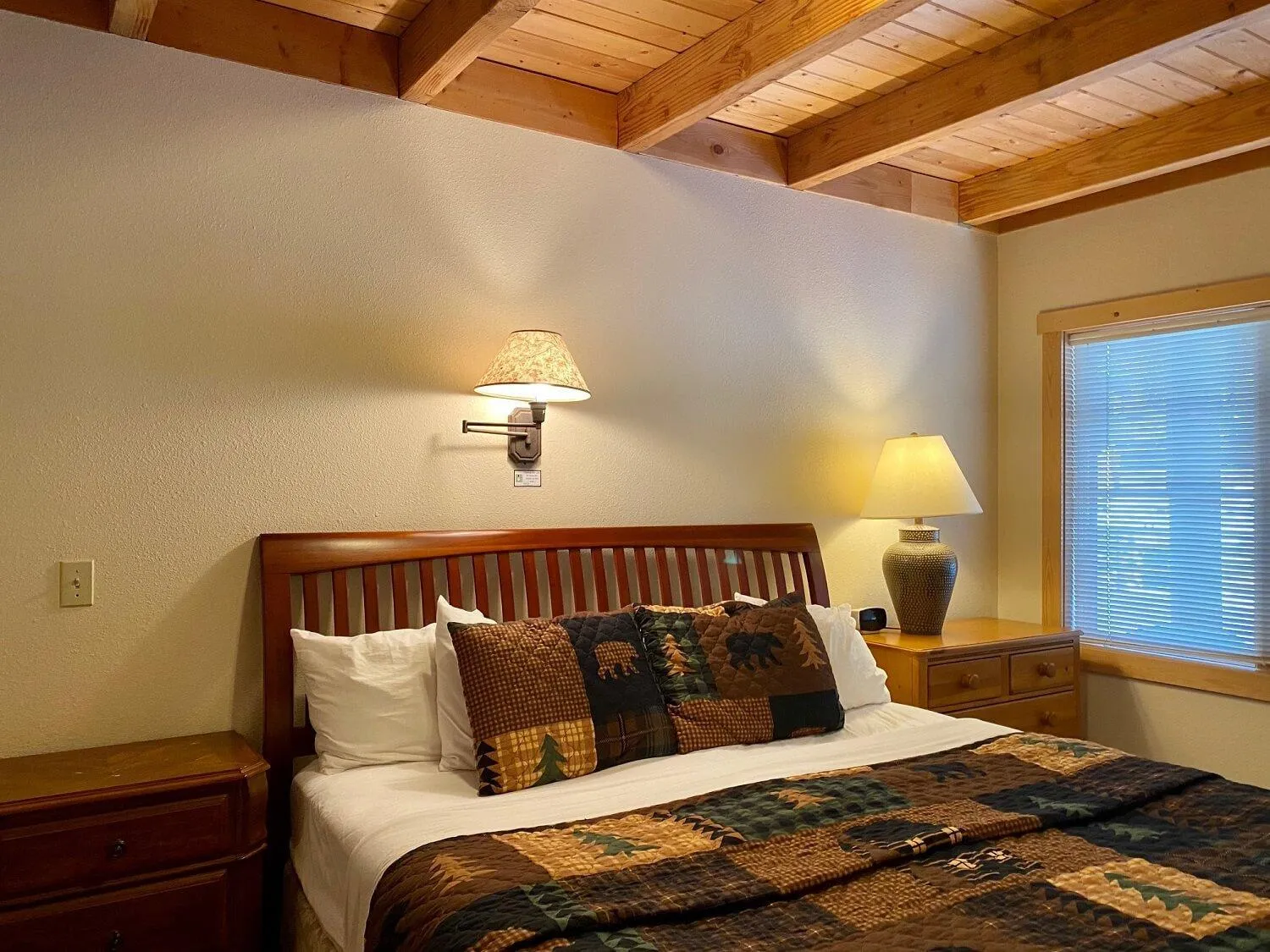 Bedroom, Bed in River's Edge Resort