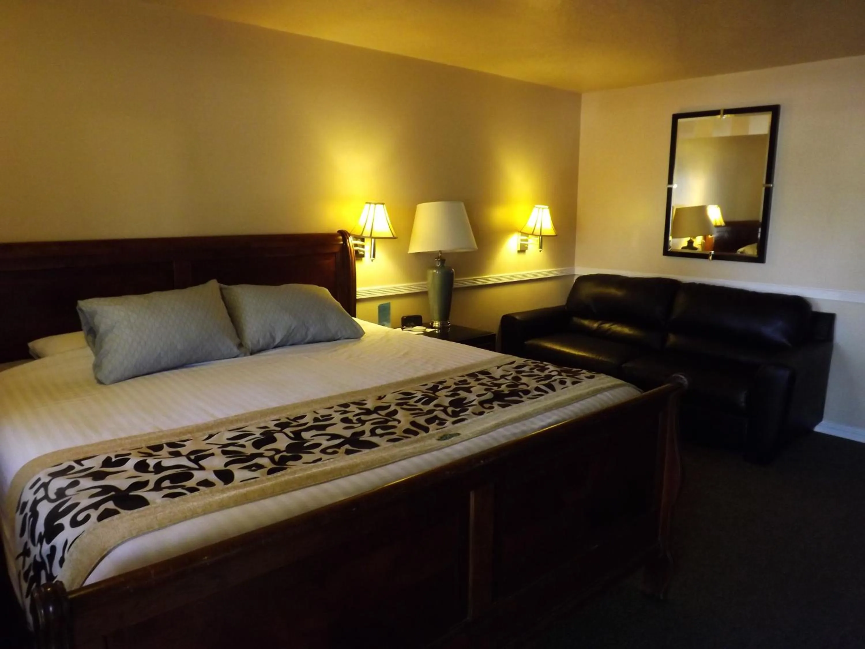 Seating area, Bed in Sage Motel