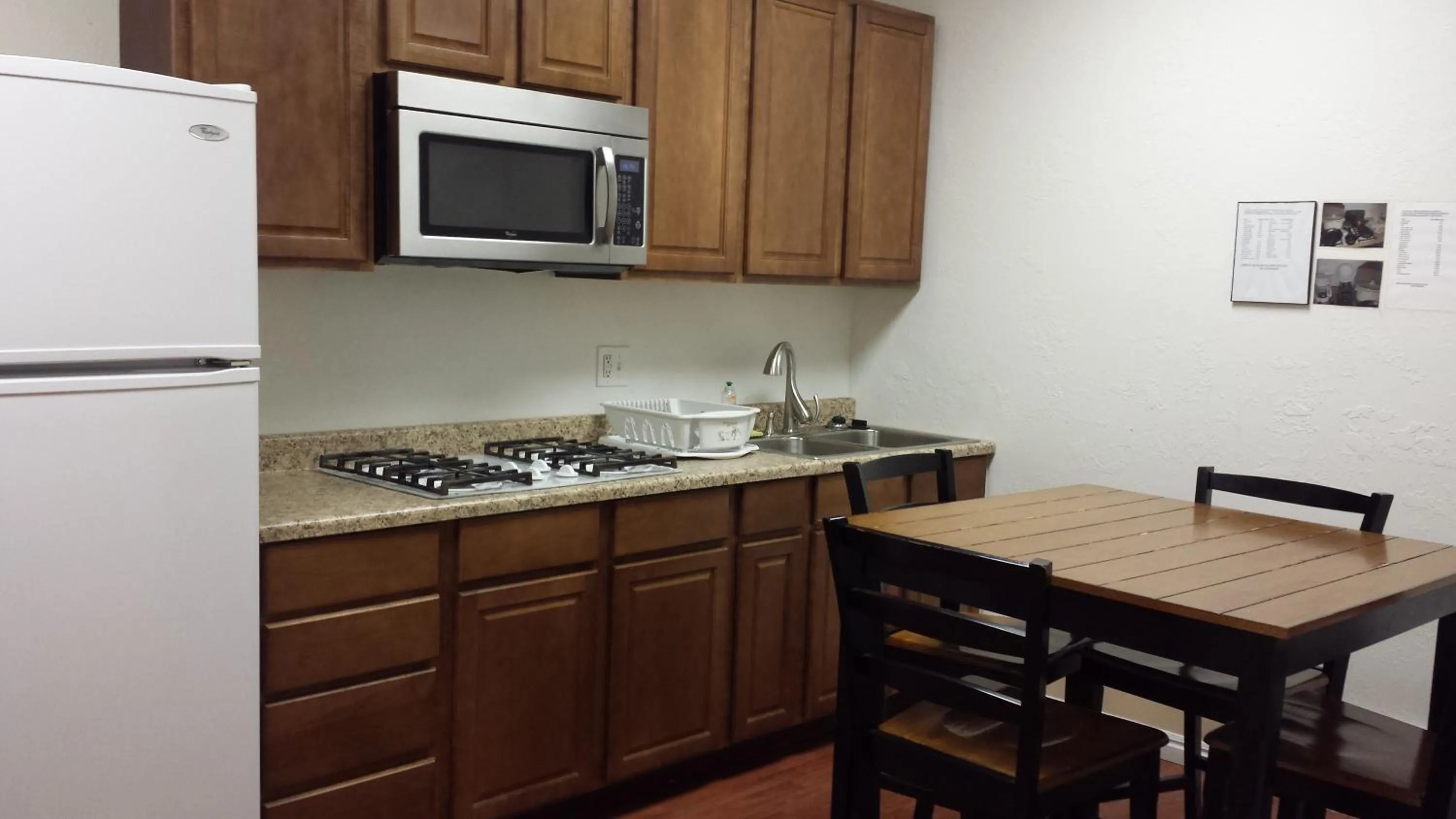 Kitchen or kitchenette in Sage Motel