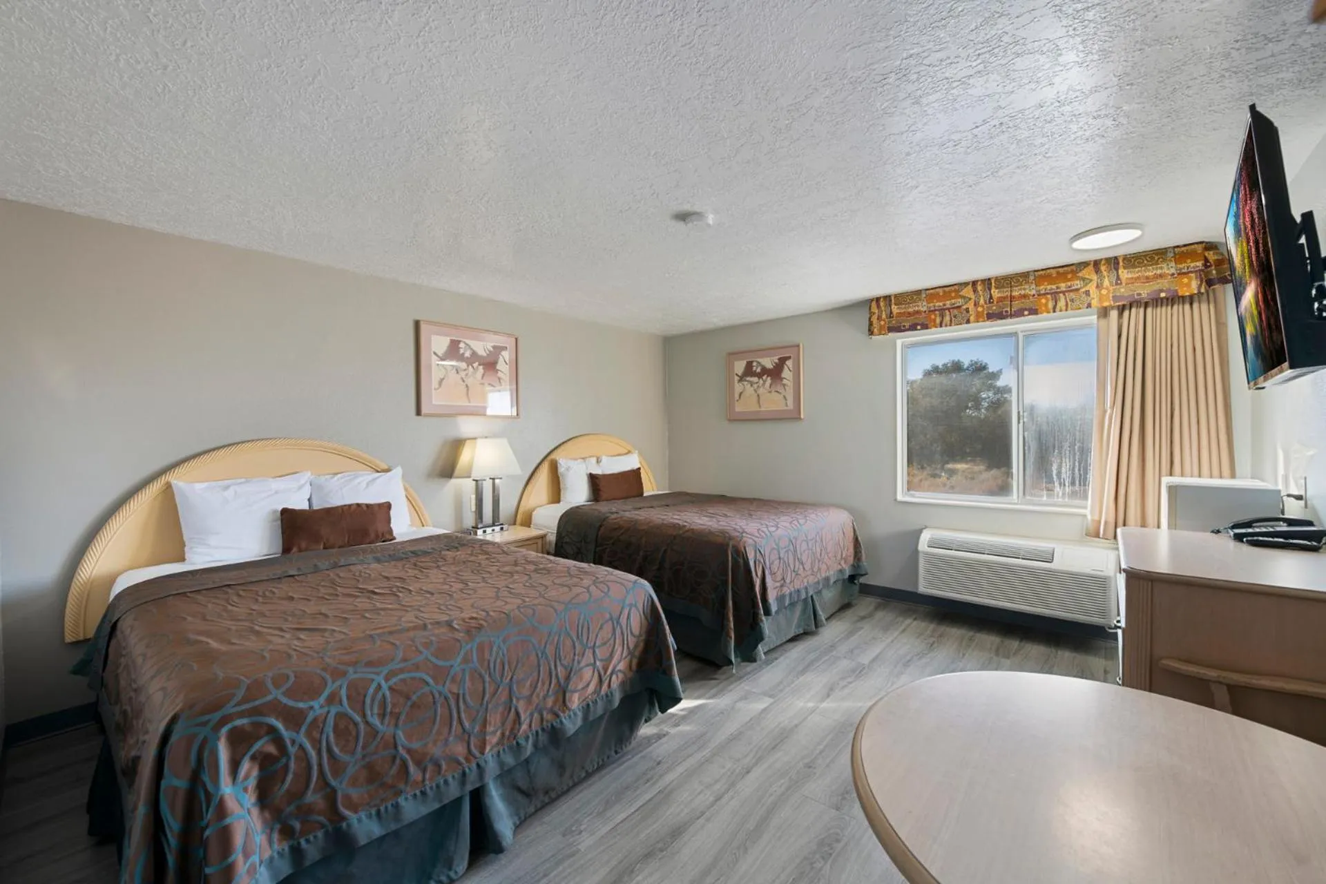 Bed in Budget Motel - Delta, Utah