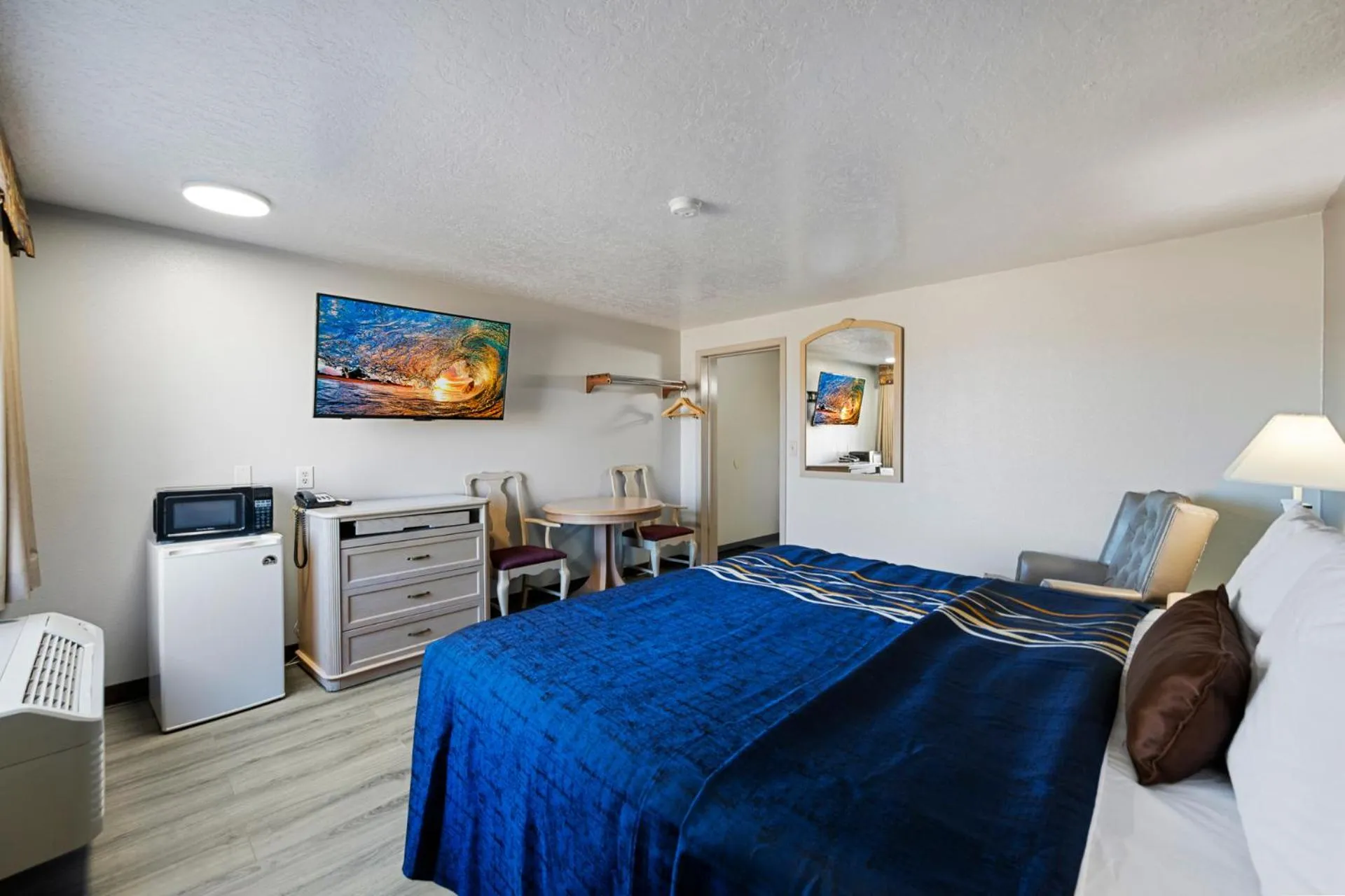 Bed in Budget Motel - Delta, Utah