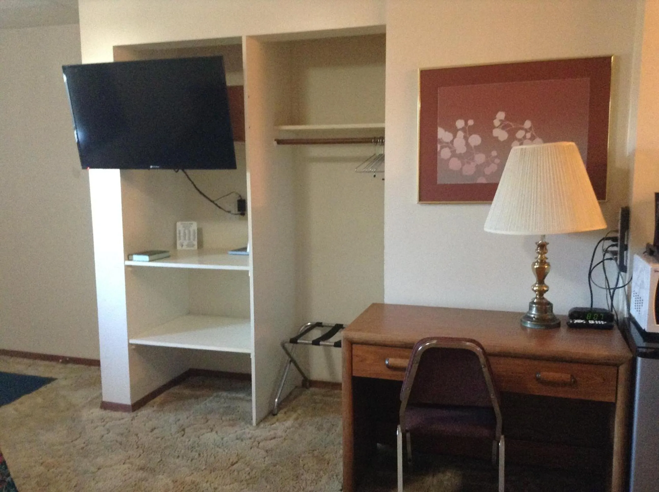 TV and multimedia in Downtown Motel