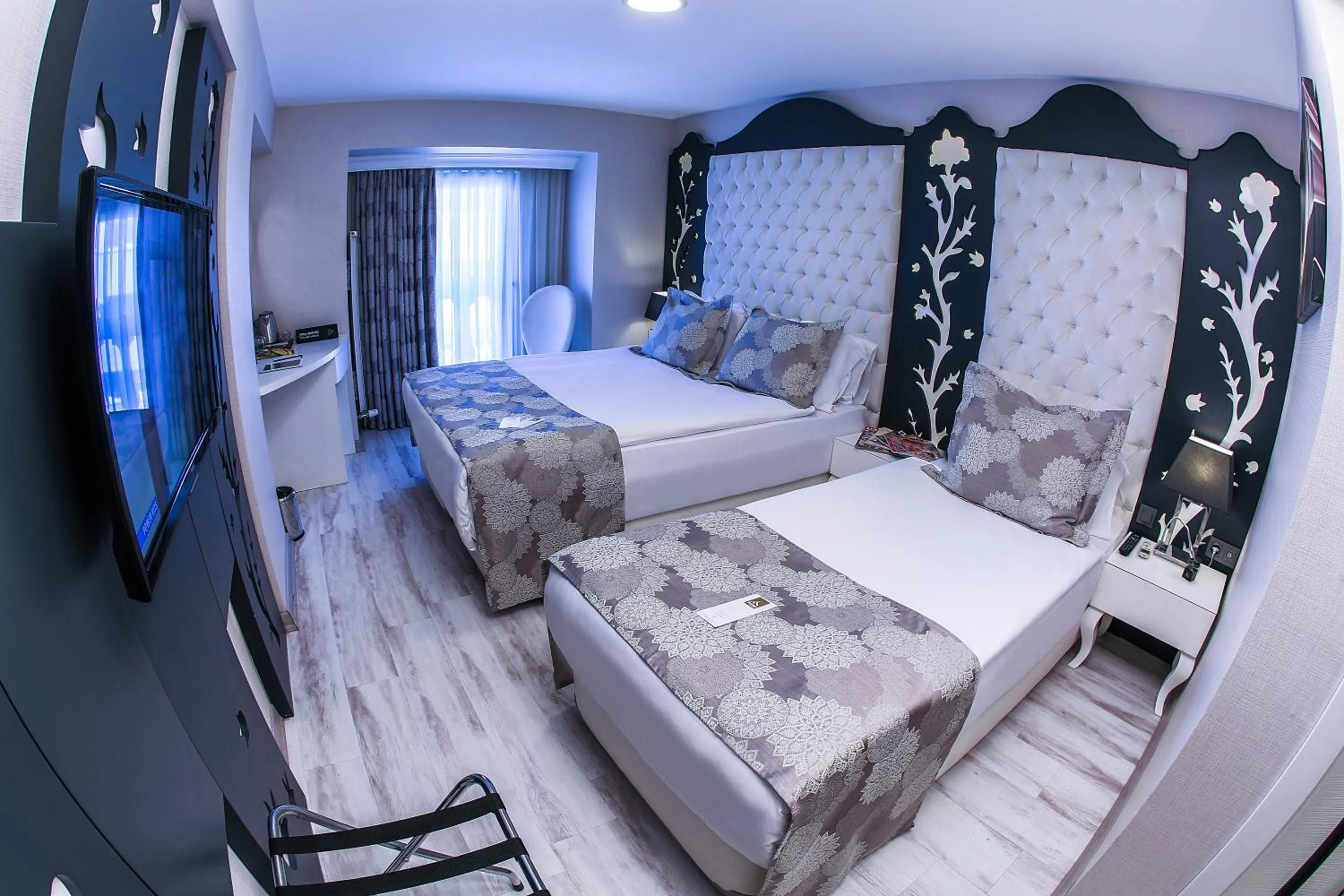 Photo of the whole room, Bed in Demonti Hotel