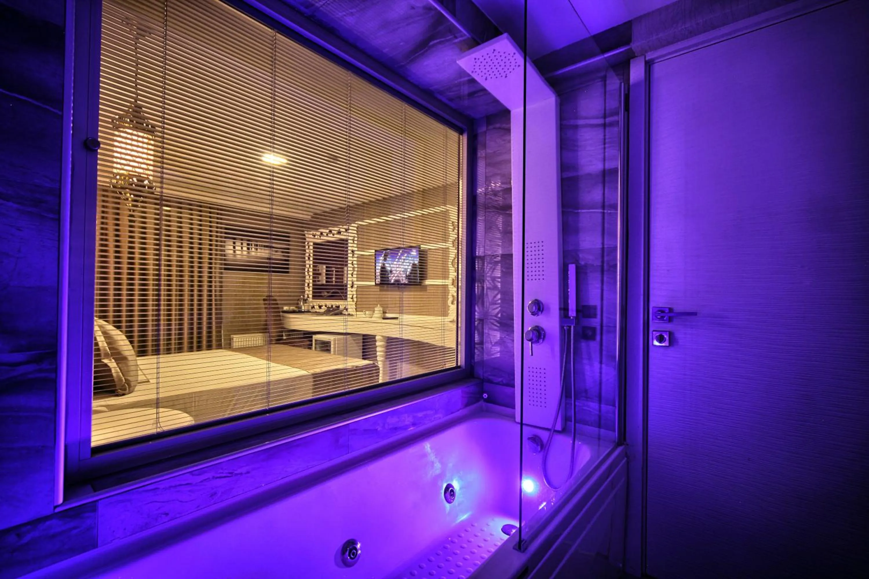 Bathroom, Bed in Demonti Hotel