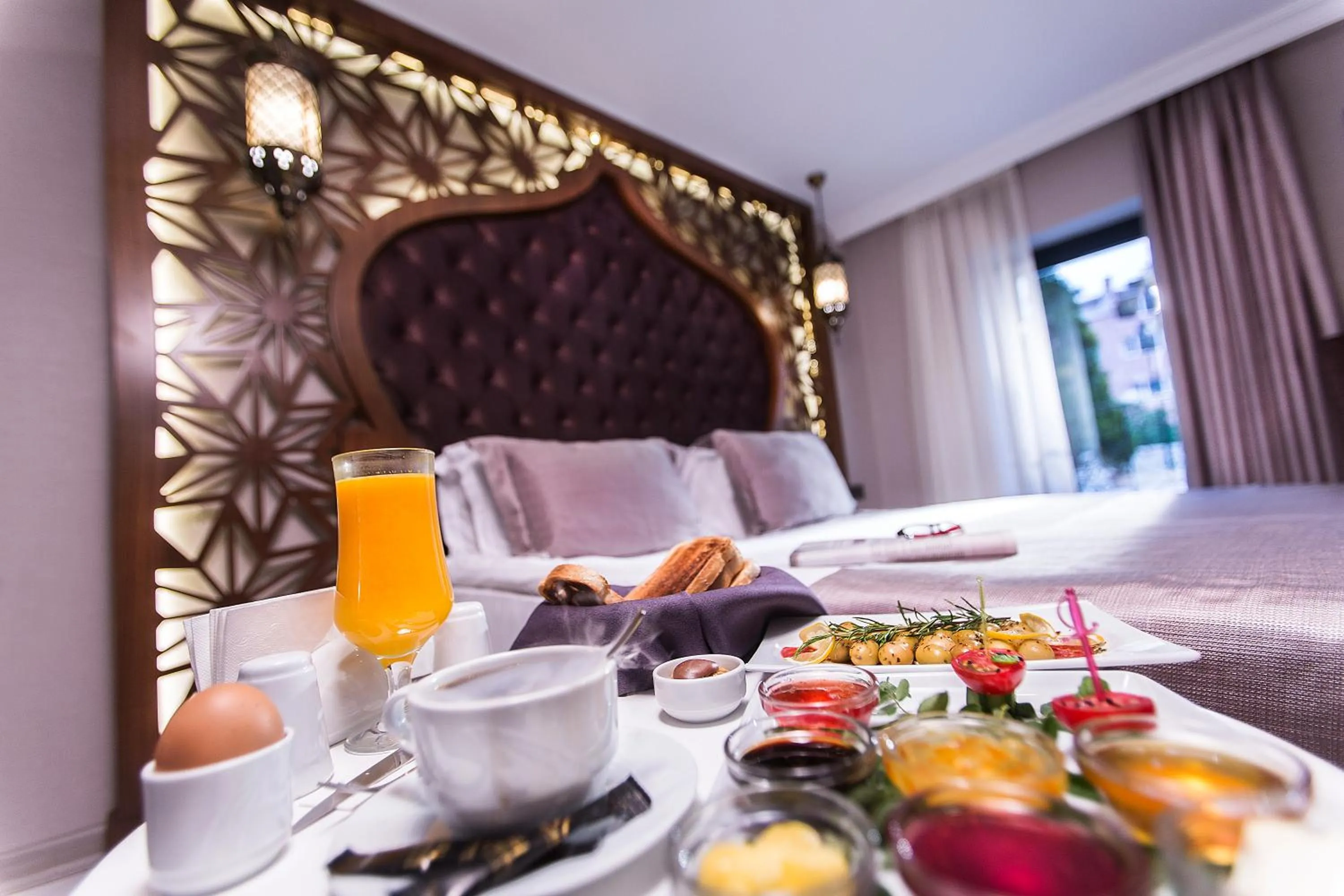 Breakfast, Bed in Demonti Hotel
