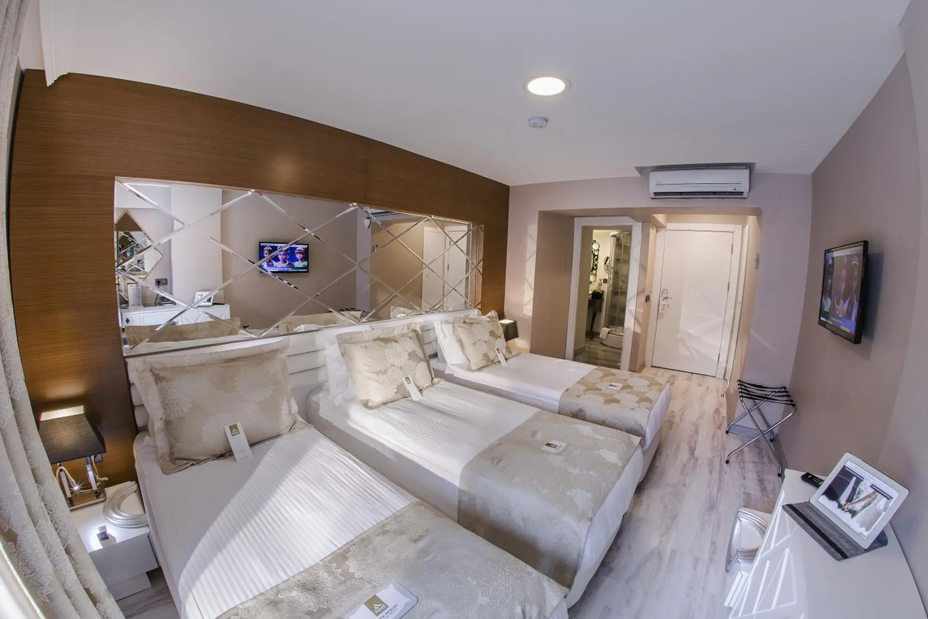 Comfort Triple Room in Demonti Hotel Comfort Triple Room in Demonti Hotel