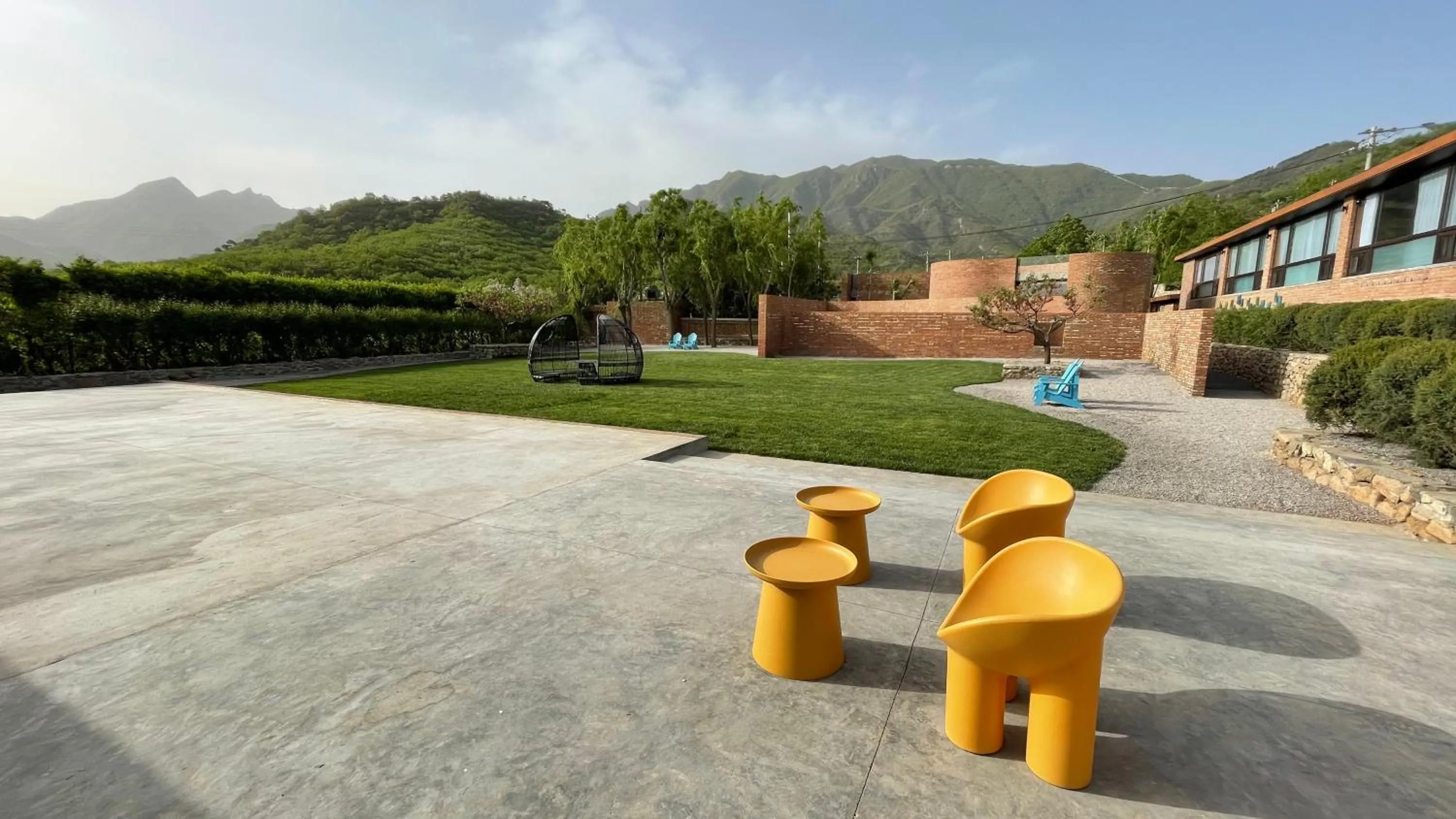 Garden in Brickyard Retreat at Mutianyu Great Wall Adjoin to Mutianyu Great Wall - Room with the View of Great Wall - Jacuzzi with the View of Great Wall - Vehicle Shuttle Service - International Catering - SPA& Nail Beauty Facilities