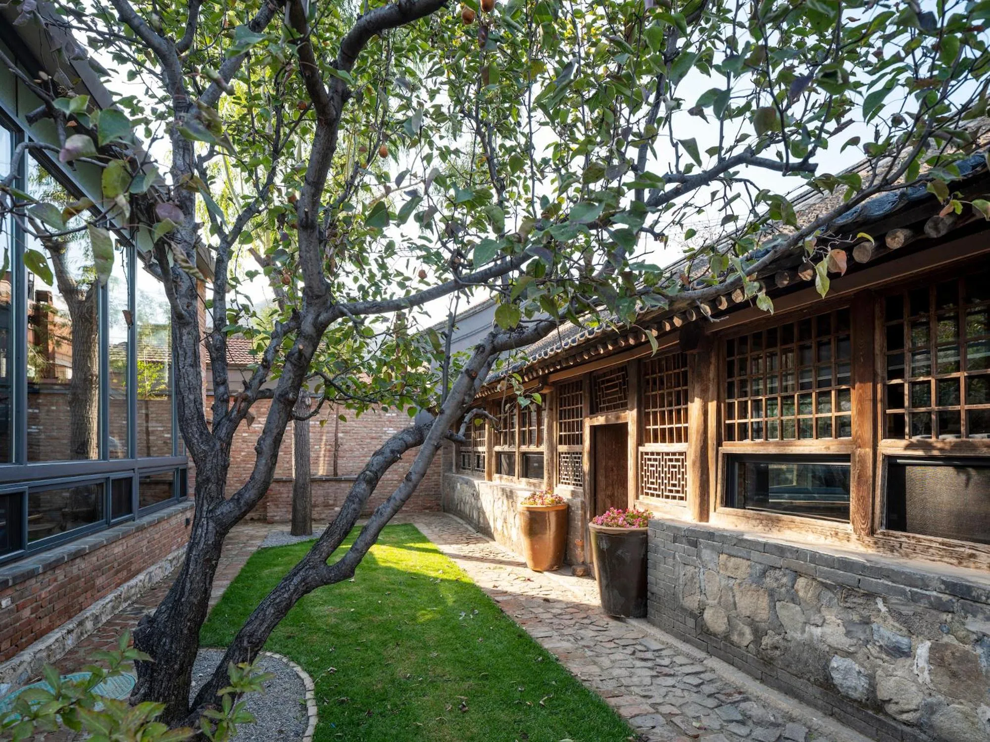 Property building in Brickyard Retreat at Mutianyu Great Wall Adjoin to Mutianyu Great Wall - Room with the View of Great Wall - Jacuzzi with the View of Great Wall - Vehicle Shuttle Service - International Catering - SPA& Nail Beauty Facilities