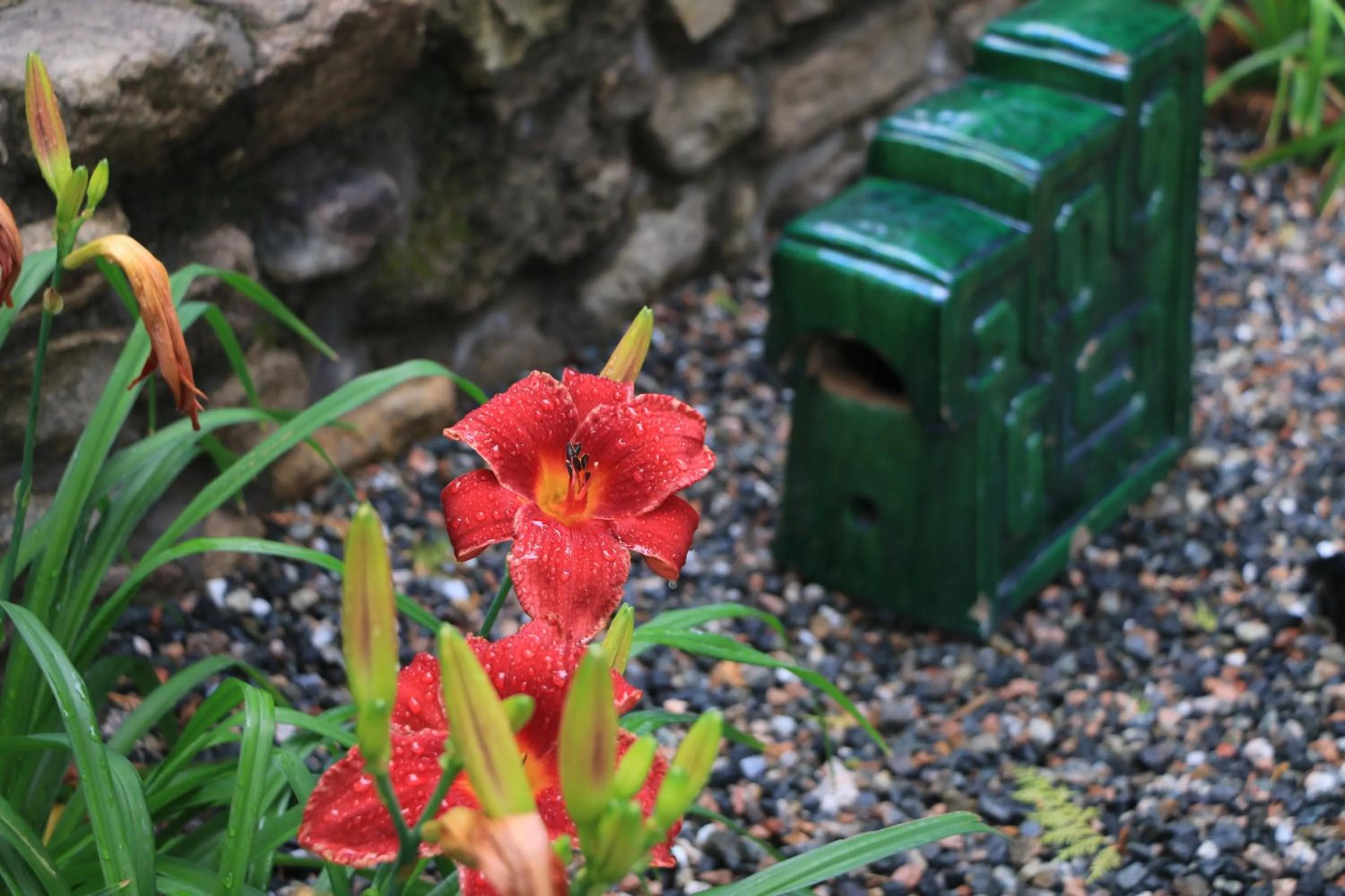 Garden in Brickyard Retreat at Mutianyu Great Wall Adjoin to Mutianyu Great Wall - Room with the View of Great Wall - Jacuzzi with the View of Great Wall - Vehicle Shuttle Service - International Catering - SPA& Nail Beauty Facilities