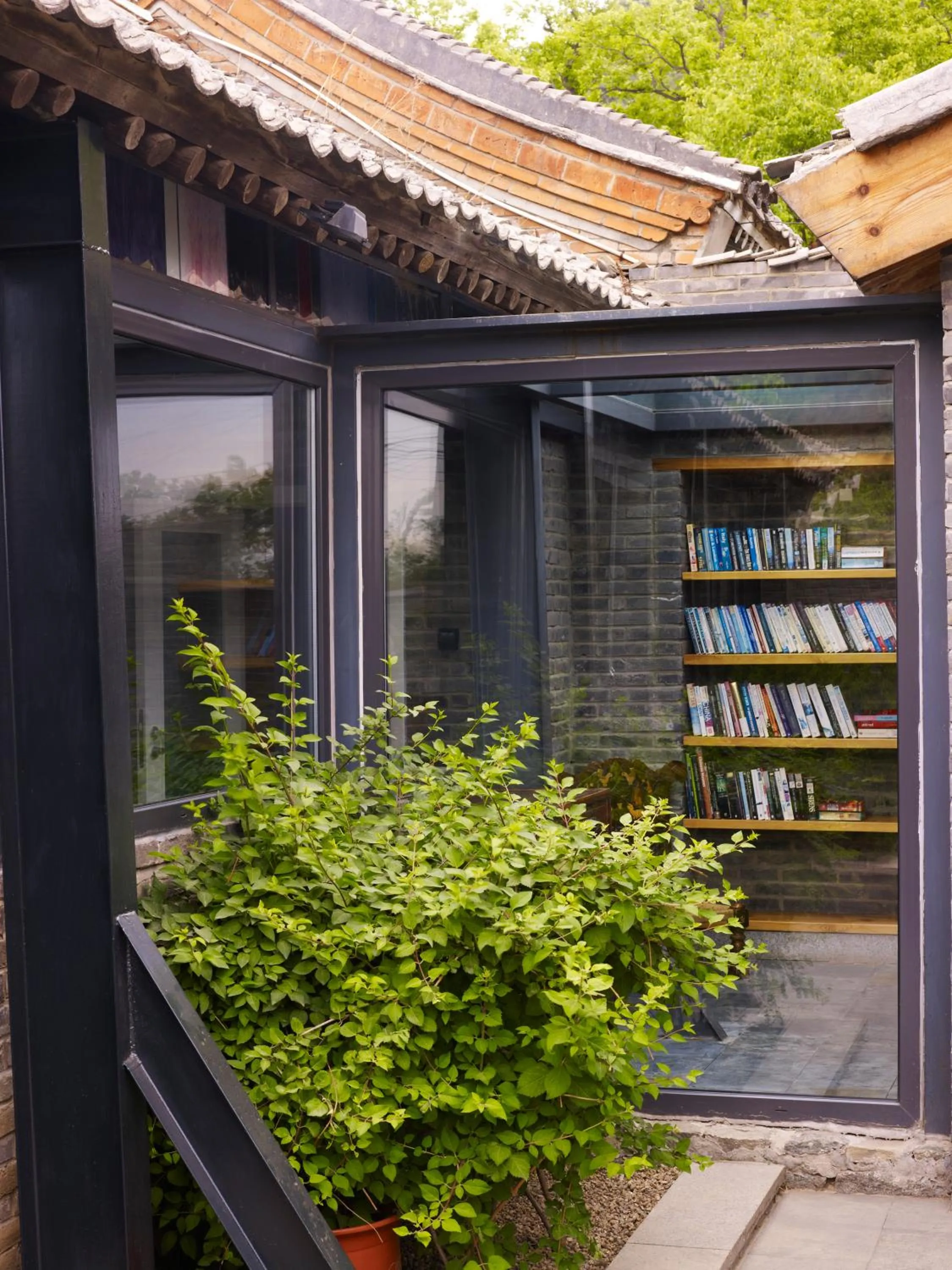 Property building in Brickyard Retreat at Mutianyu Great Wall Adjoin to Mutianyu Great Wall - Room with the View of Great Wall - Jacuzzi with the View of Great Wall - Vehicle Shuttle Service - International Catering - SPA& Nail Beauty Facilities