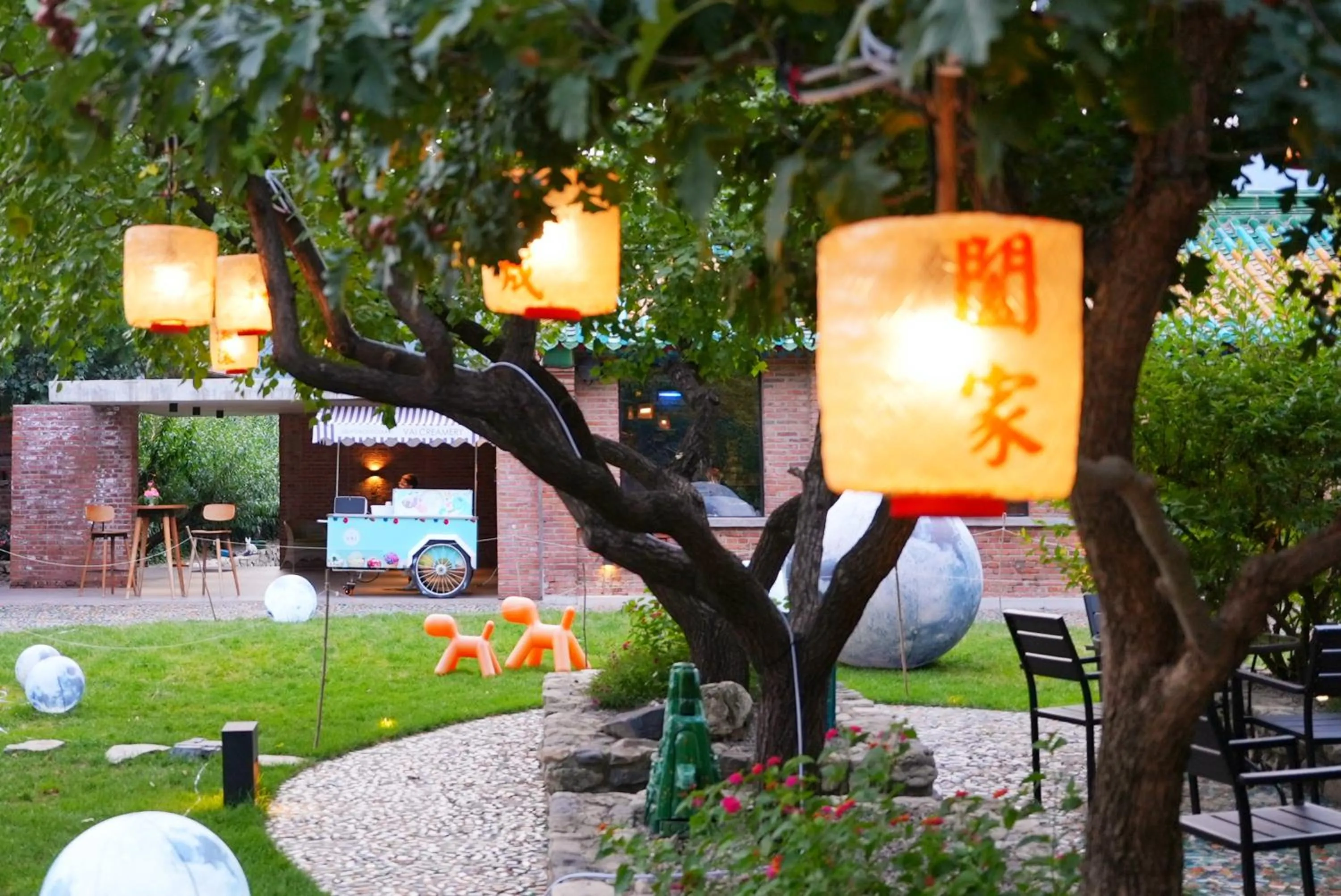 Garden in Brickyard Retreat at Mutianyu Great Wall Adjoin to Mutianyu Great Wall - Room with the View of Great Wall - Jacuzzi with the View of Great Wall - Vehicle Shuttle Service - International Catering - SPA& Nail Beauty Facilities