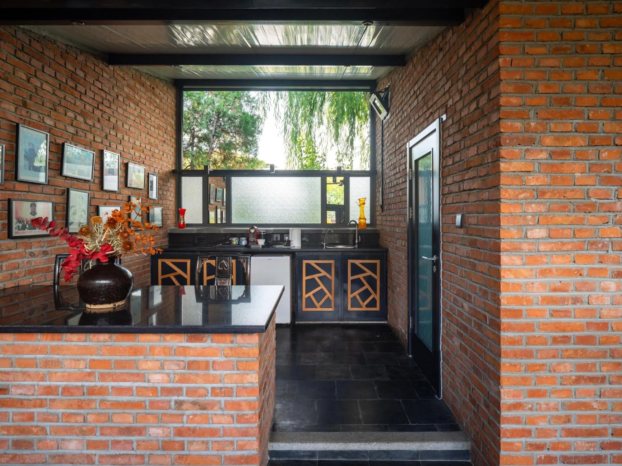 Lounge or bar in Brickyard Retreat at Mutianyu Great Wall Adjoin to Mutianyu Great Wall - Room with the View of Great Wall - Jacuzzi with the View of Great Wall - Vehicle Shuttle Service - International Catering - SPA& Nail Beauty Facilities