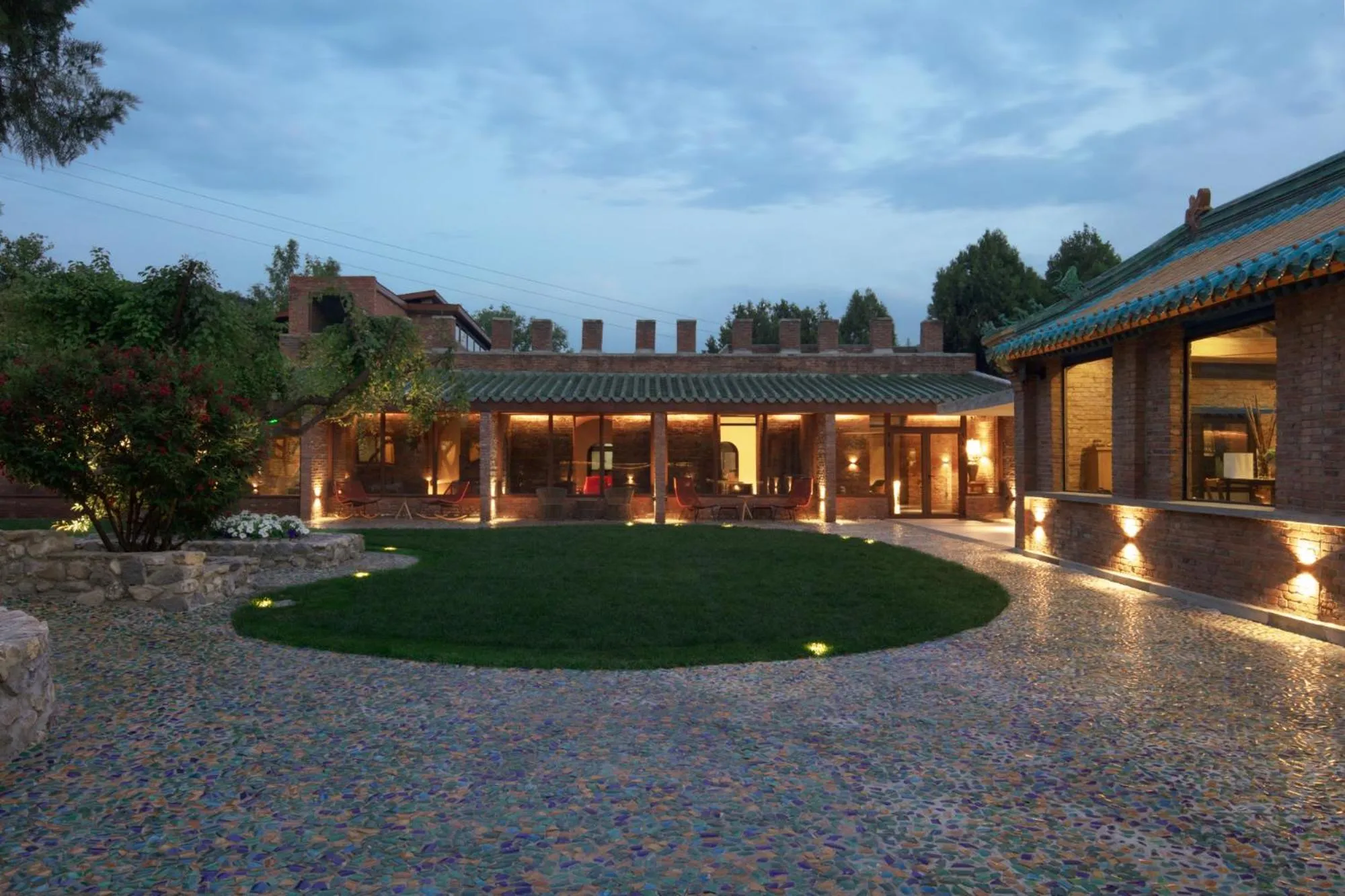 Night in Brickyard Retreat at Mutianyu Great Wall Adjoin to Mutianyu Great Wall - Room with the View of Great Wall - Jacuzzi with the View of Great Wall - Vehicle Shuttle Service - International Catering - SPA& Nail Beauty Facilities