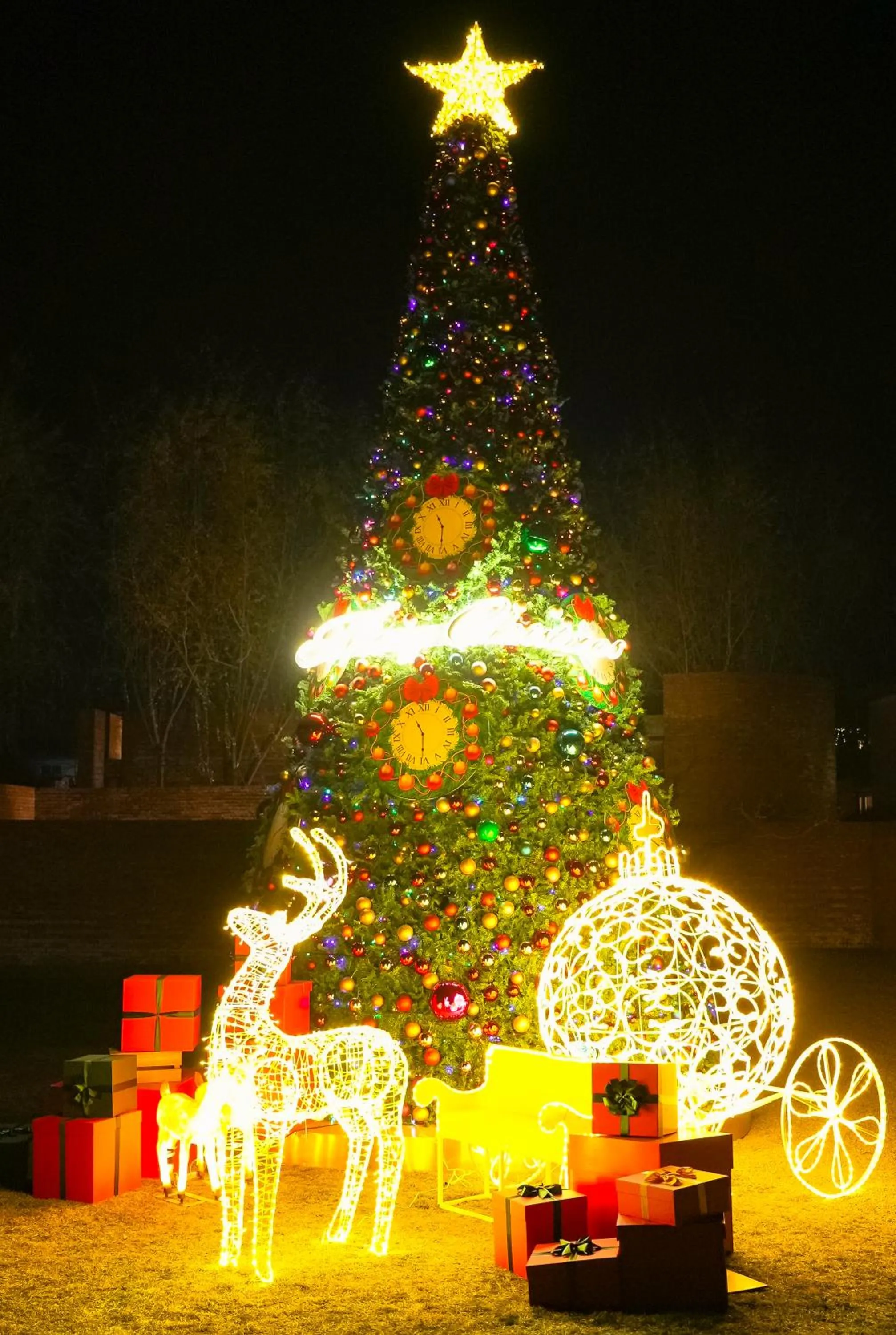 Property building in Brickyard Retreat at Mutianyu Great Wall Adjoin to Mutianyu Great Wall - Room with the View of Great Wall - Jacuzzi with the View of Great Wall - Vehicle Shuttle Service - International Catering - SPA& Nail Beauty Facilities