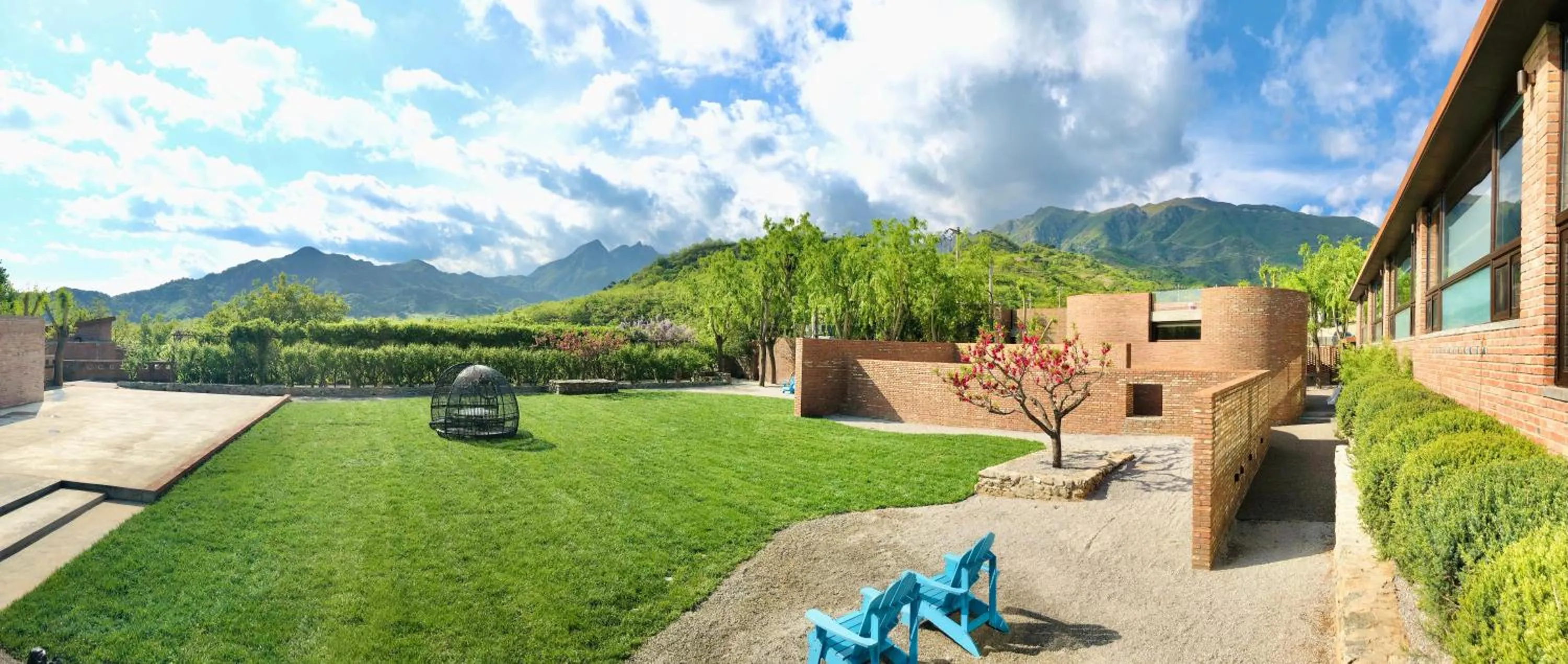 Day in Brickyard Retreat at Mutianyu Great Wall Adjoin to Mutianyu Great Wall - Room with the View of Great Wall - Jacuzzi with the View of Great Wall - Vehicle Shuttle Service - International Catering - SPA& Nail Beauty Facilities