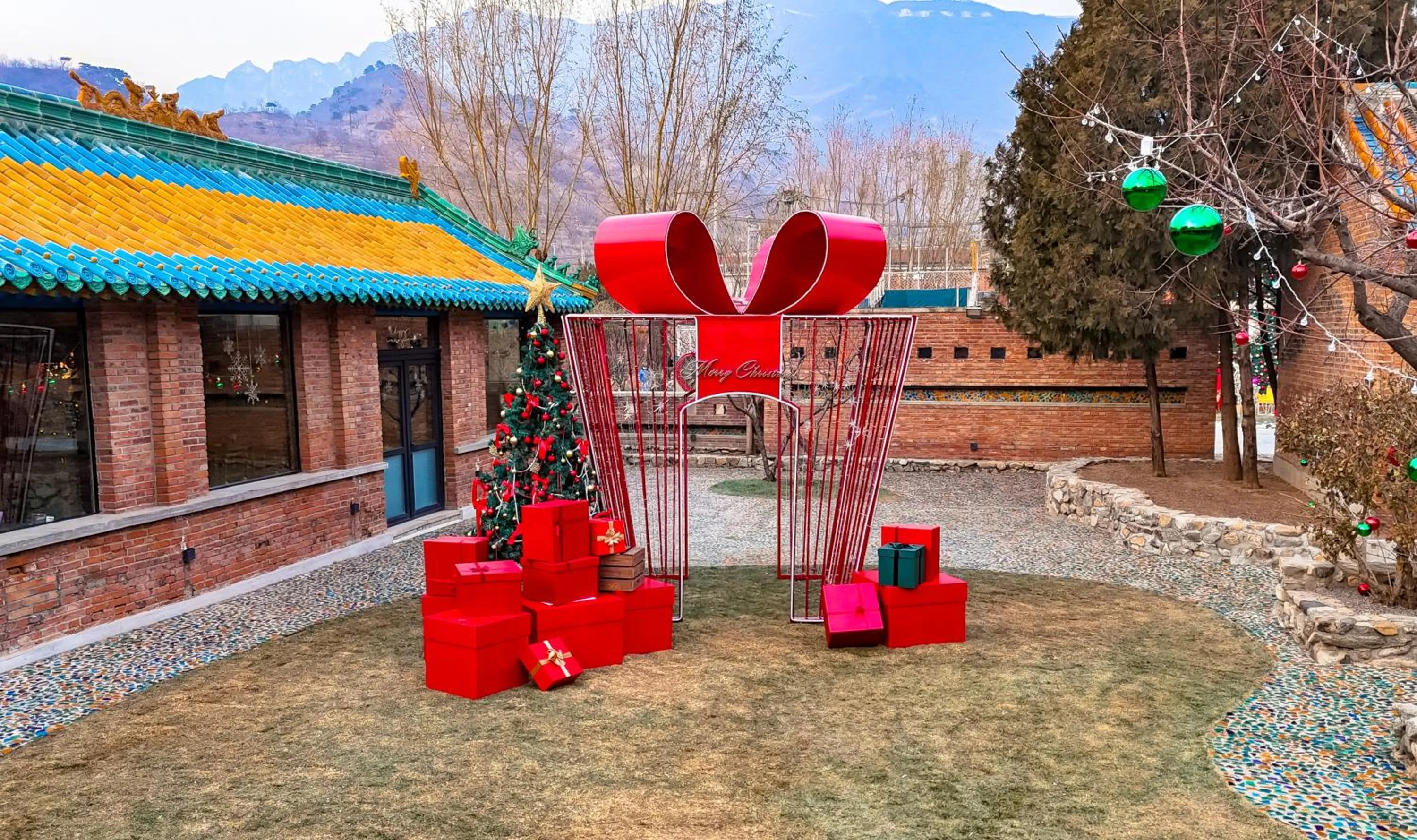 Property building in Brickyard Retreat at Mutianyu Great Wall Adjoin to Mutianyu Great Wall - Room with the View of Great Wall - Jacuzzi with the View of Great Wall - Vehicle Shuttle Service - International Catering - SPA& Nail Beauty Facilities